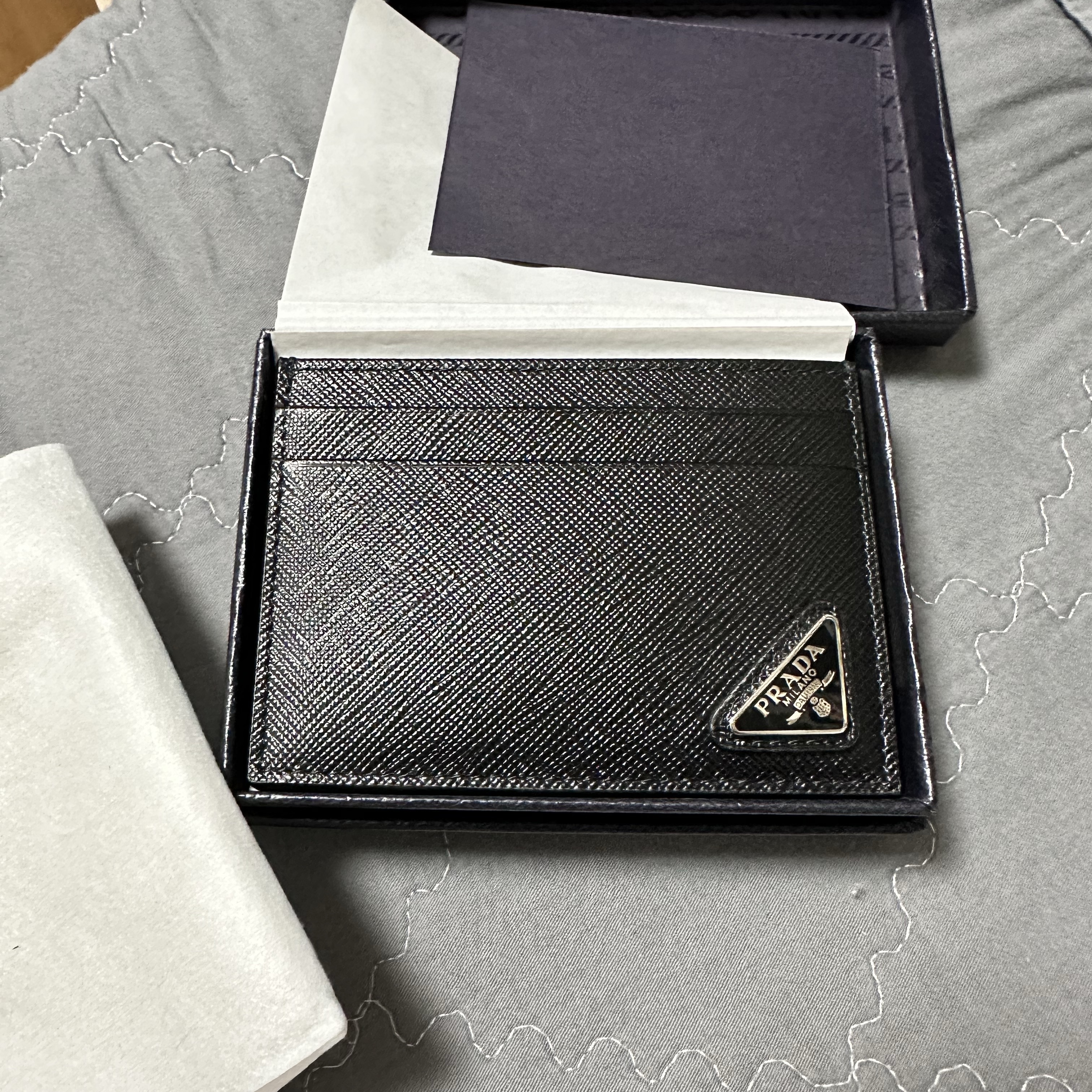Prada Saffiano Leather Card Holder Black 착용 스타일 - 1