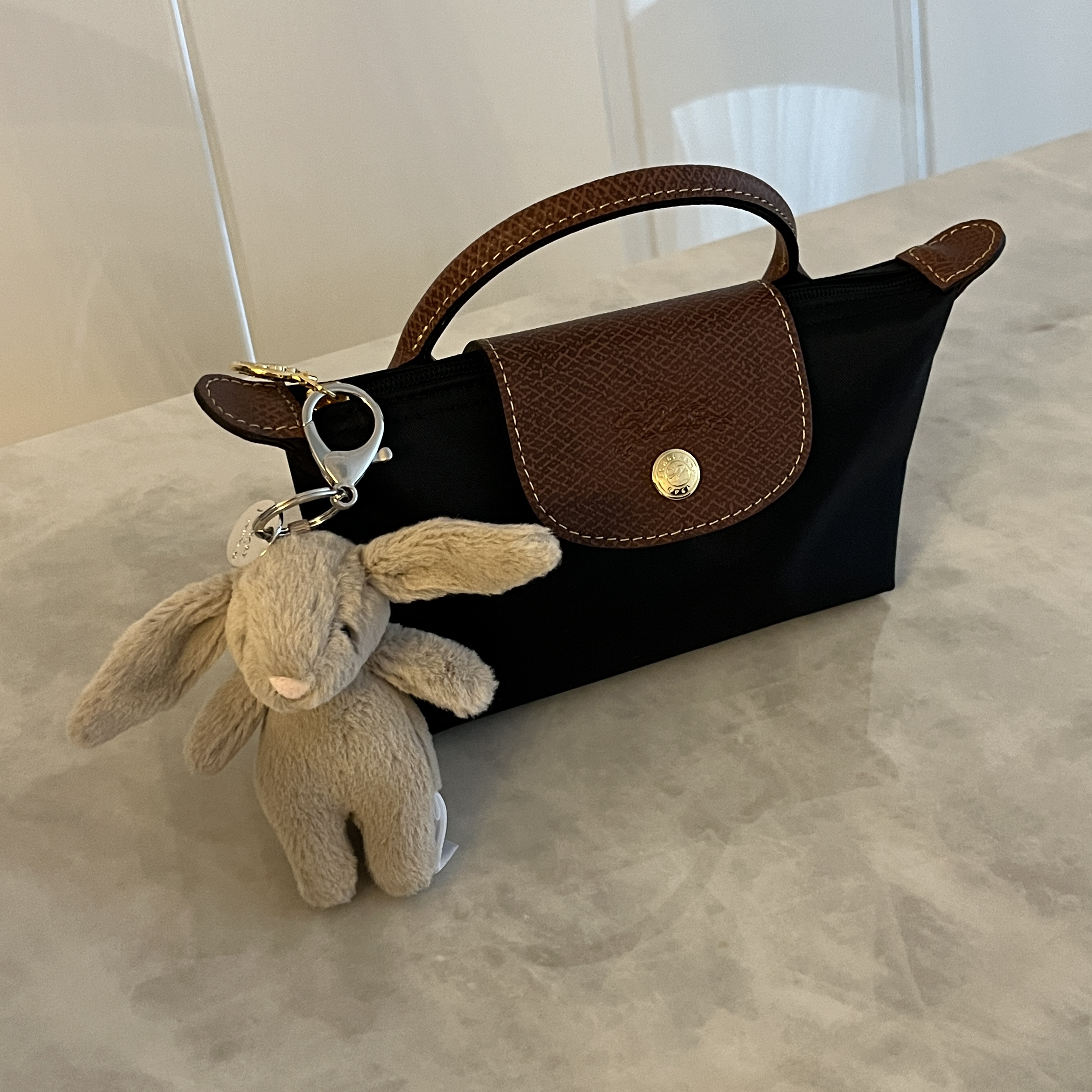 Longchamp Le Pliage Original Handle Pouch Black, Jellycat Bashful Bunny Bag Charm Beige 착용 스타일