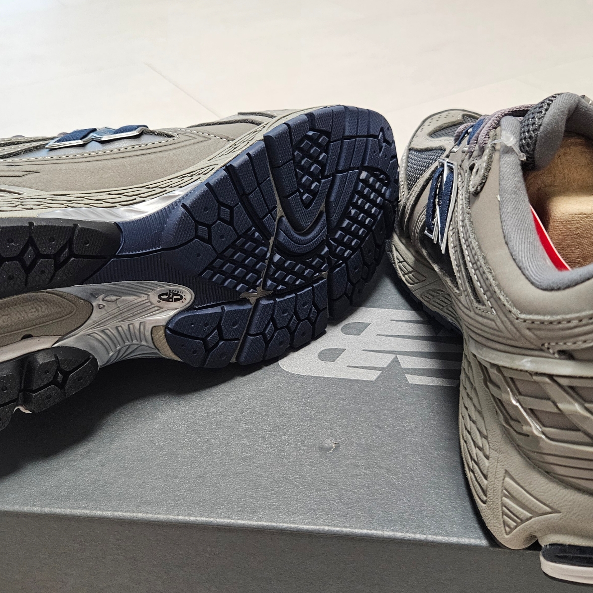 New Balance 1906R Charcoal Grey 착용 스타일 - 3