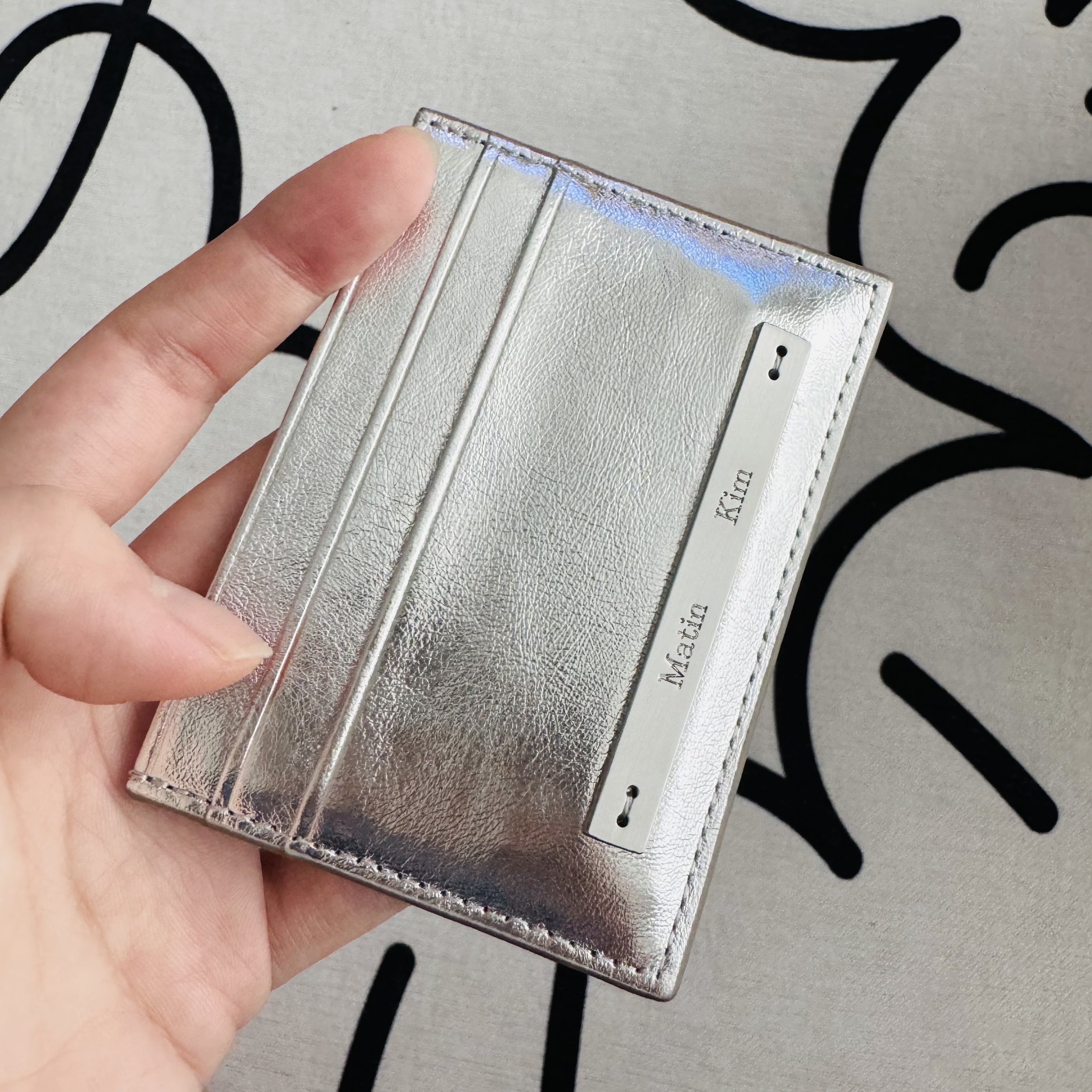 Matin Kim Vintage Card Wallet Silver 착용 스타일