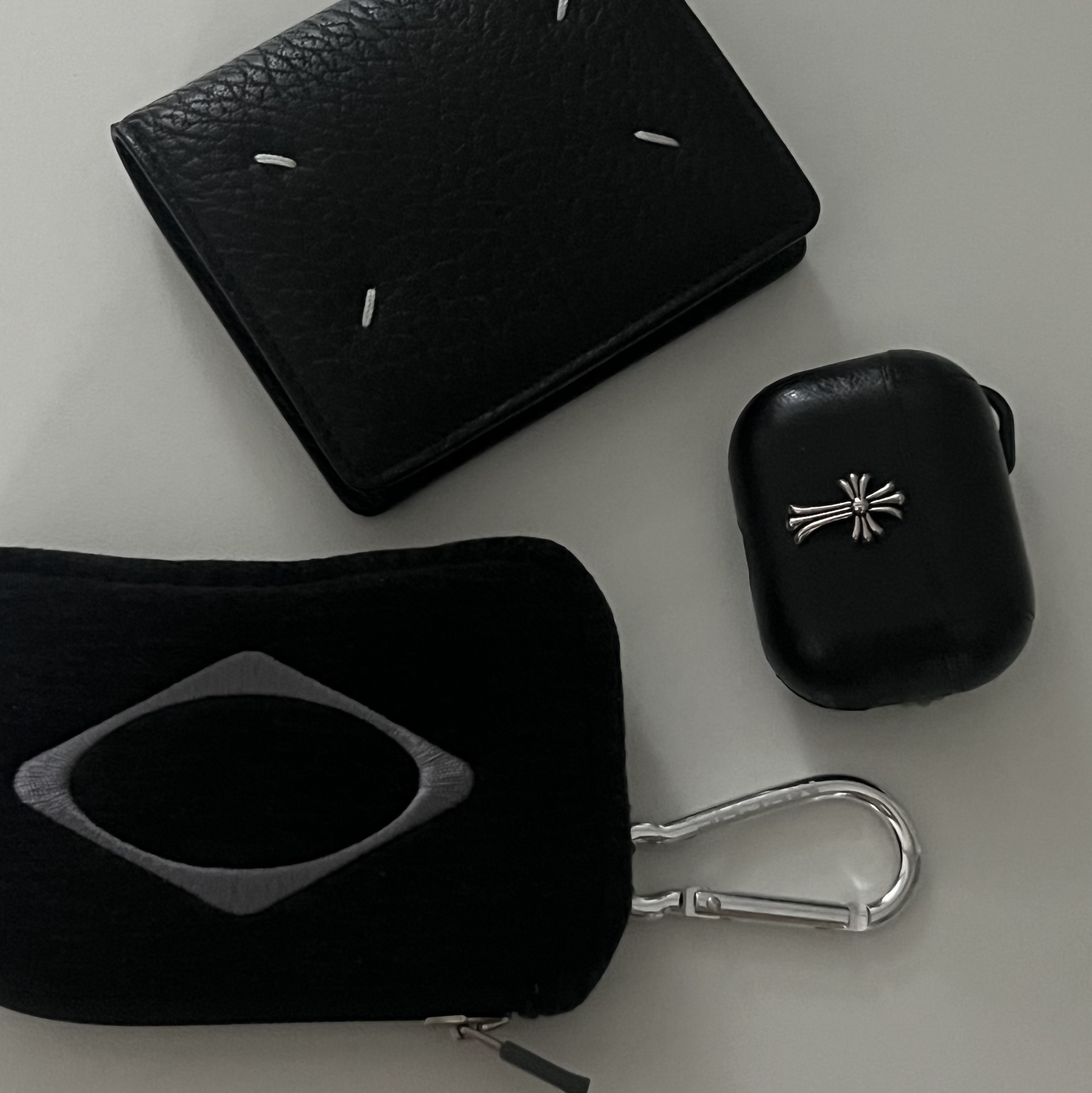 Mischief Rhombus Carabiner Mini Pouch Charcoal, Apple AirPods Pro 2nd Gen (Korean Ver.) 착용 스타일