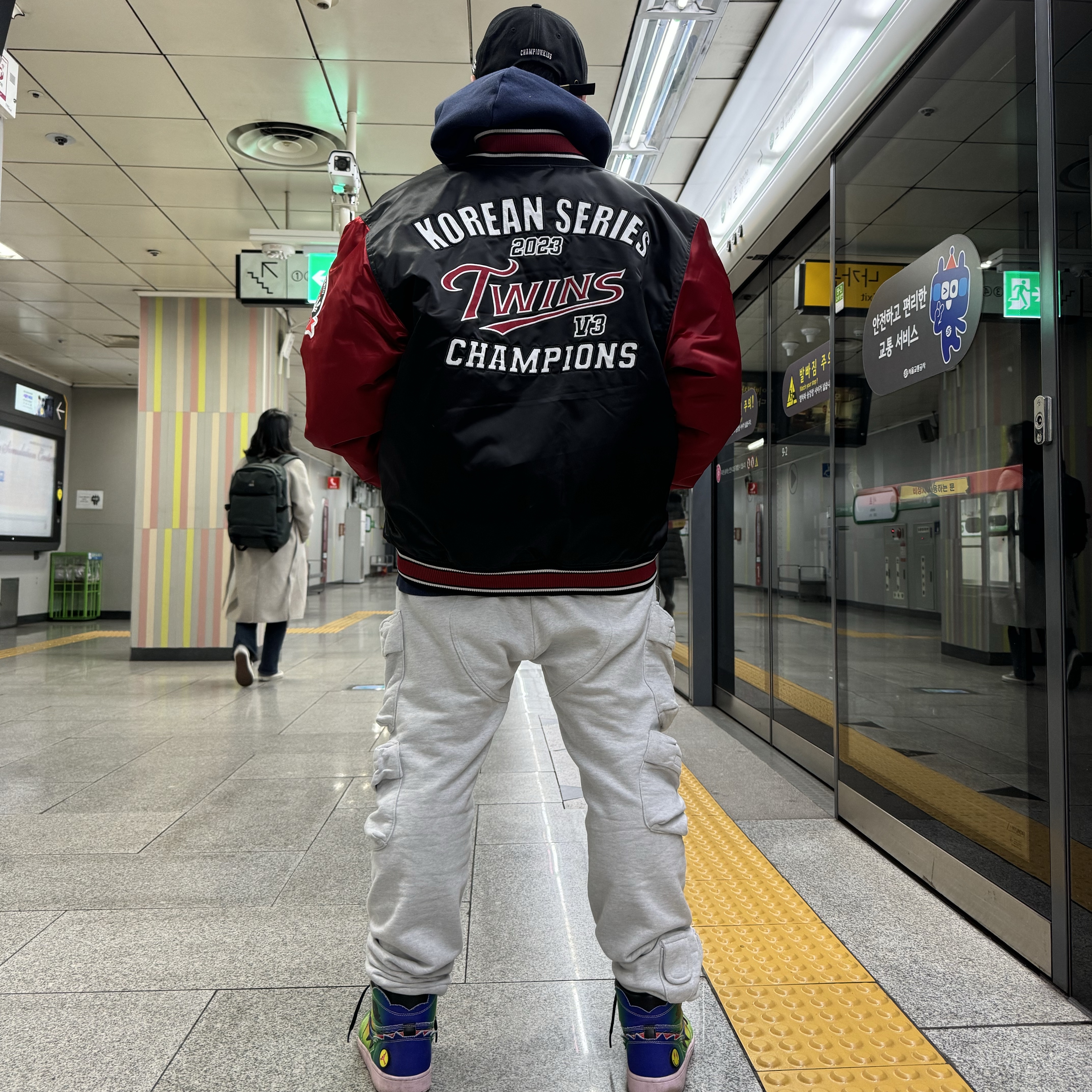 BDNS x LG TWINS 2023 Champions Jumper Red, BDNS x LG TWINS Champions Logo Cap Black 착용 스타일