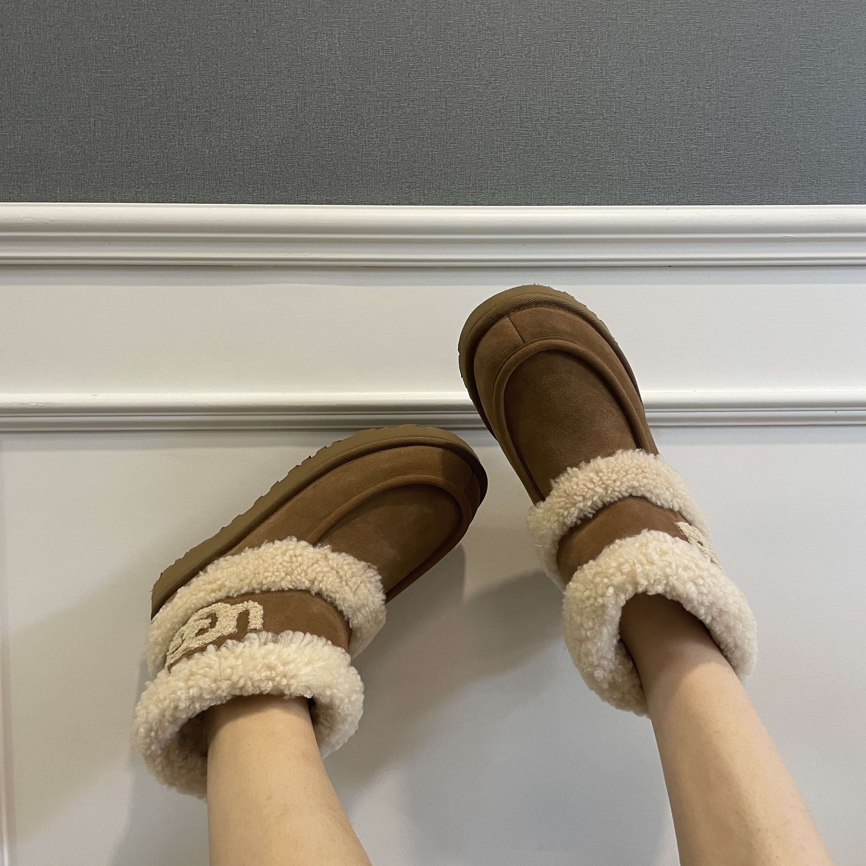 (W) UGG Ultra Mini UGG Fluff Chestnut 착용 스타일 - 1