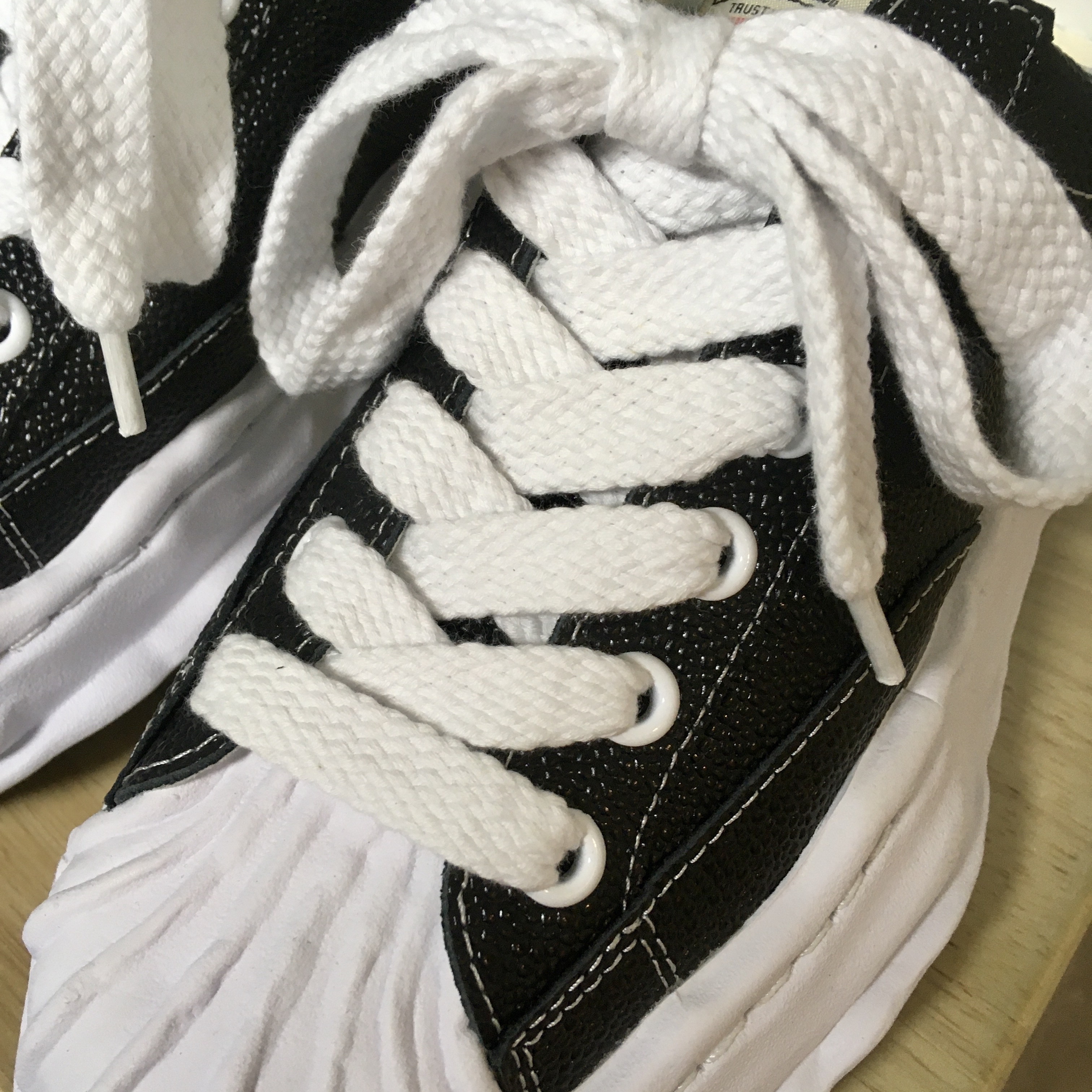 Maison Mihara Yasuhiro Blakey OG Sole Embossed Leather Low-top Sneakers Black 착용 스타일 - 3