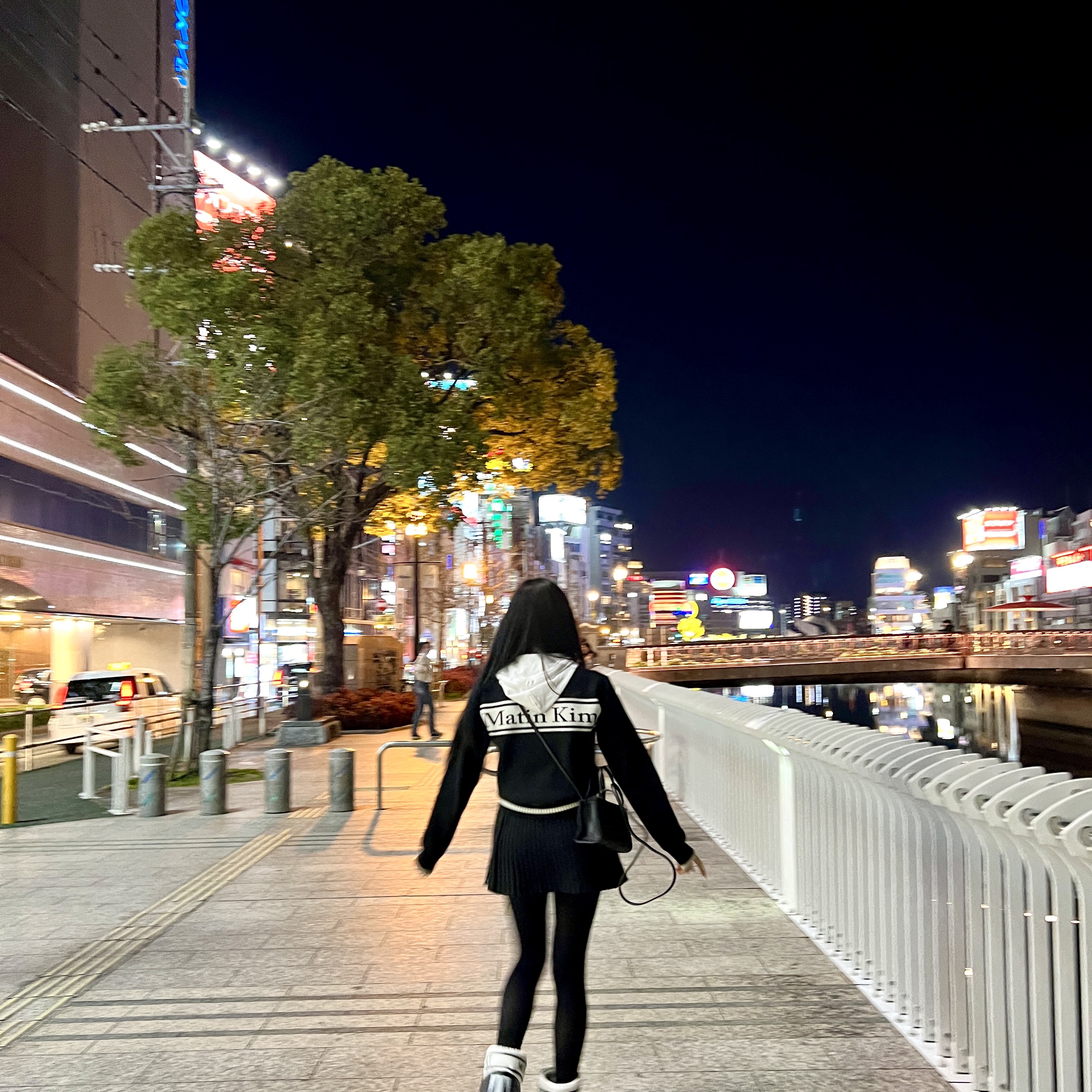 Matin Kim Spell Point Stripe Knit Cardigan Black, Telfar Small Shopping Bag Black 착용 스타일