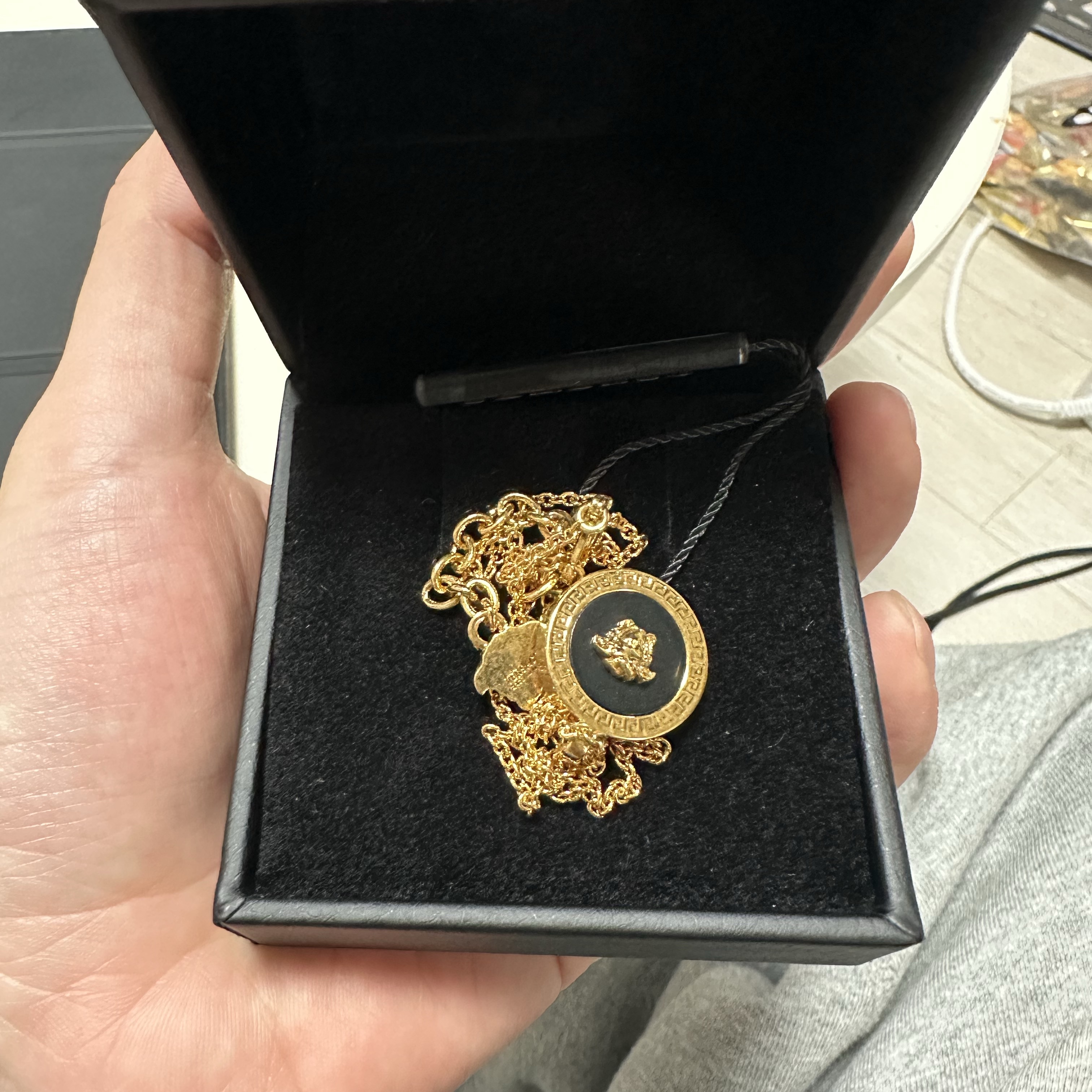 Versace Enamel Medusa Necklace Black Gold 착용 스타일