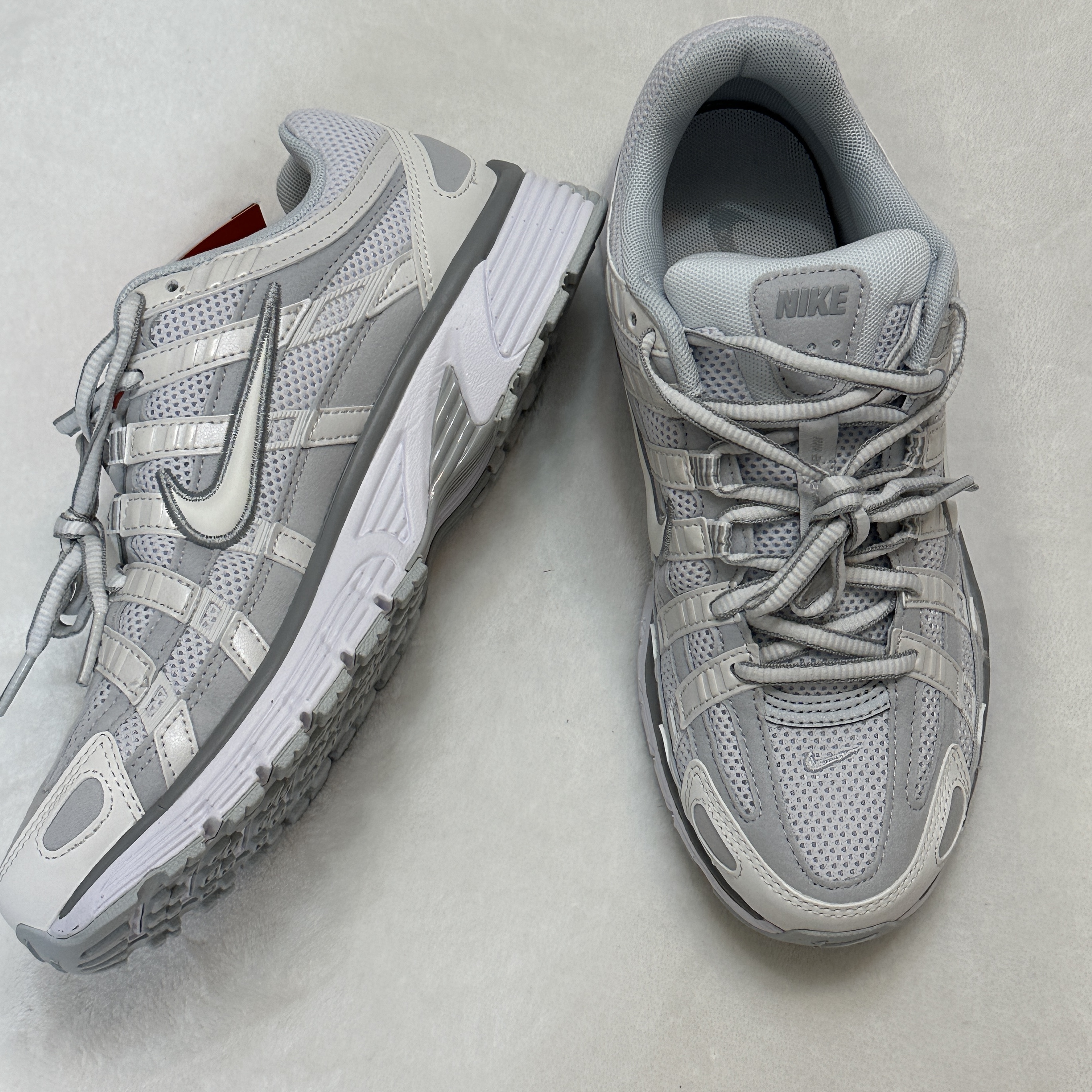 (W) Nike P-6000 White Metallic Silver 착용 스타일 - 4