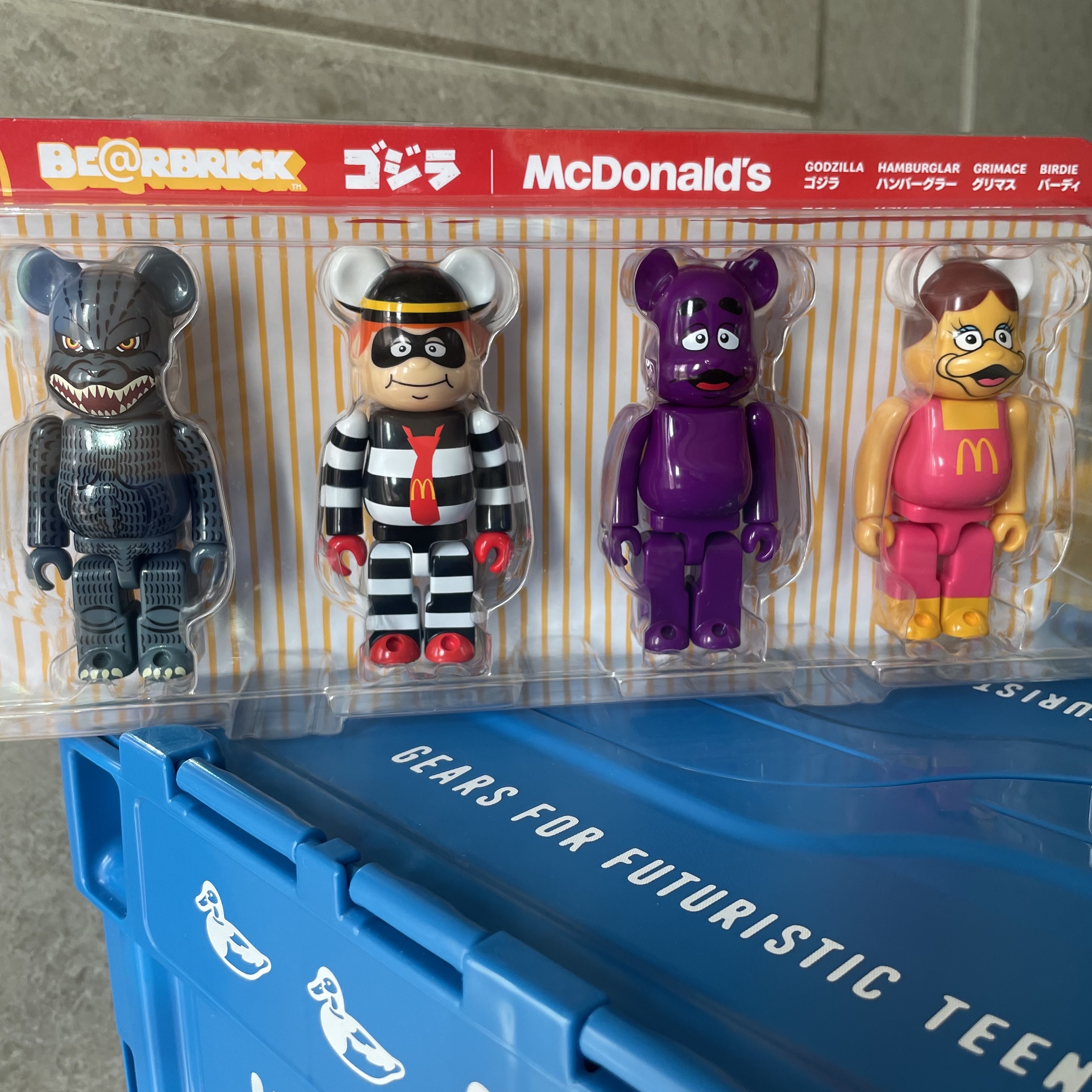 Bearbrick Godzilla vs McDonald's 150% (Set of 4) 착용 스타일