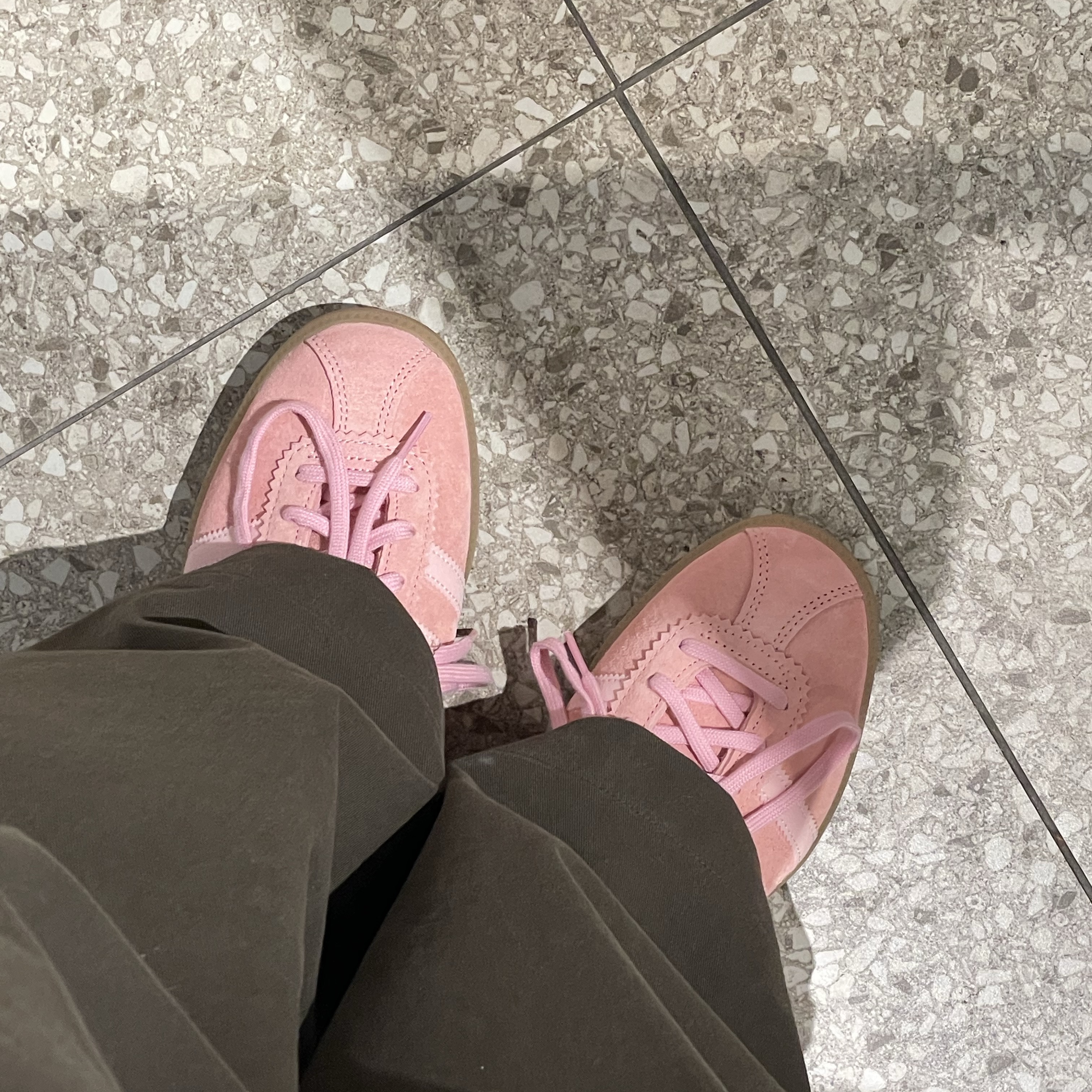 Adidas Bermuda Glow Pink 착용 스타일