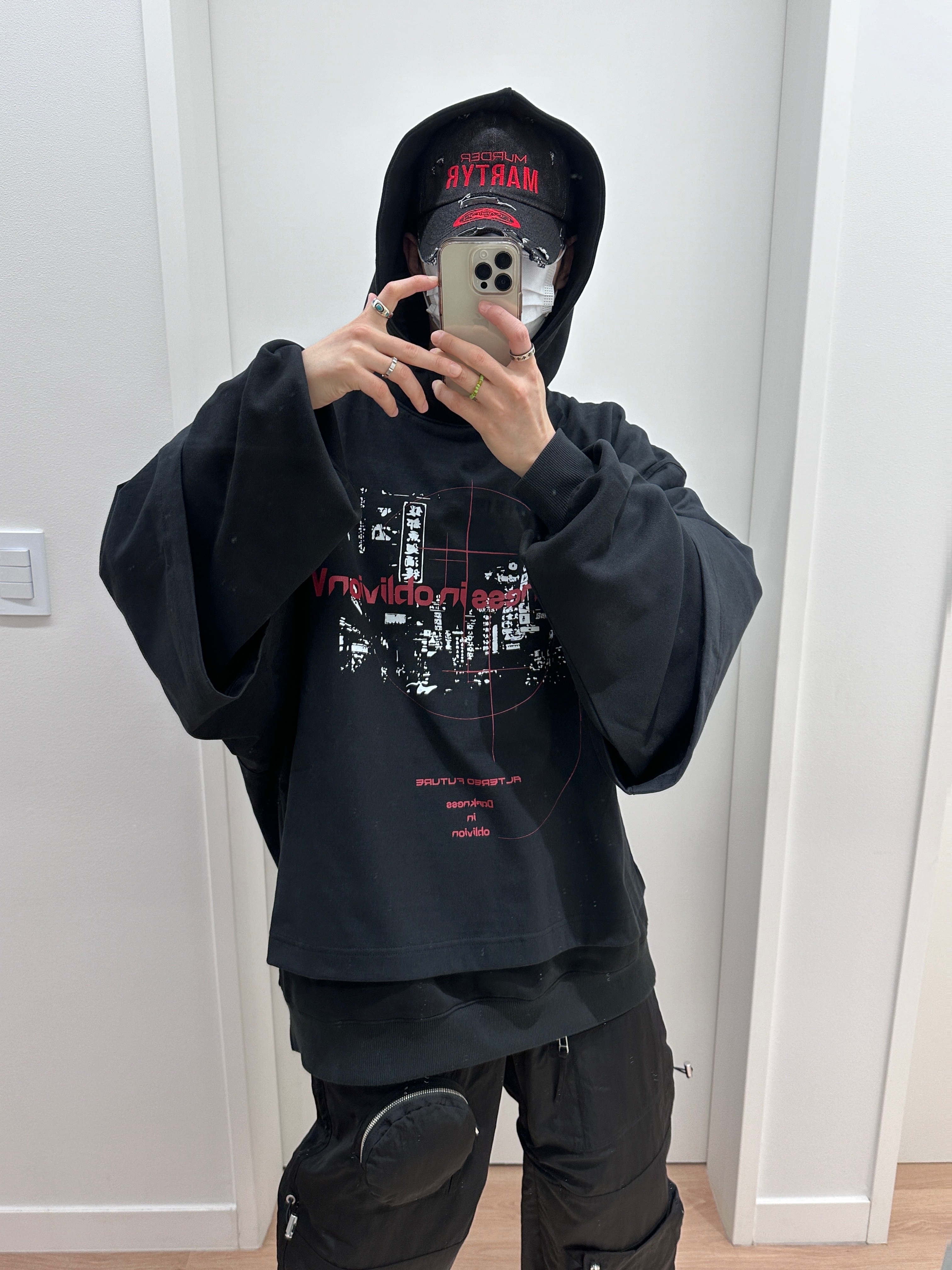 Balenciaga Runner Sneakers Grey Burgundy 착용 스타일 - 1