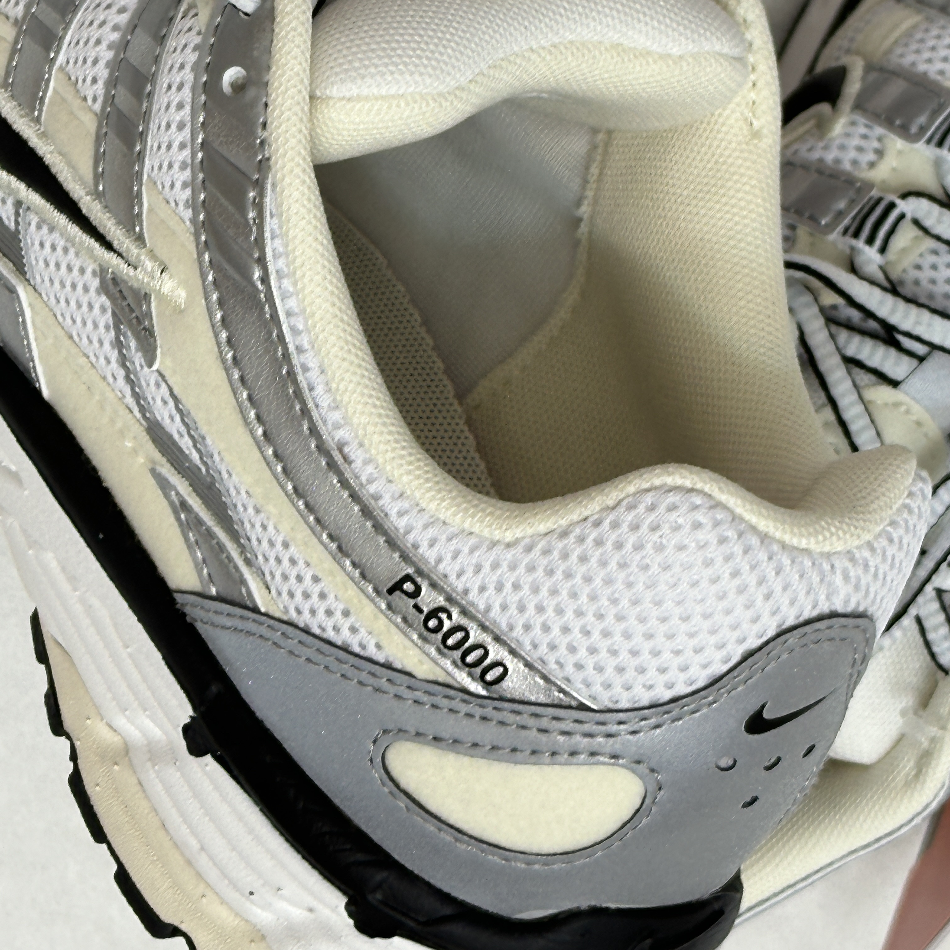 (W) Nike P-6000 Coconut Milk Metallic Silver 착용 스타일 - 1
