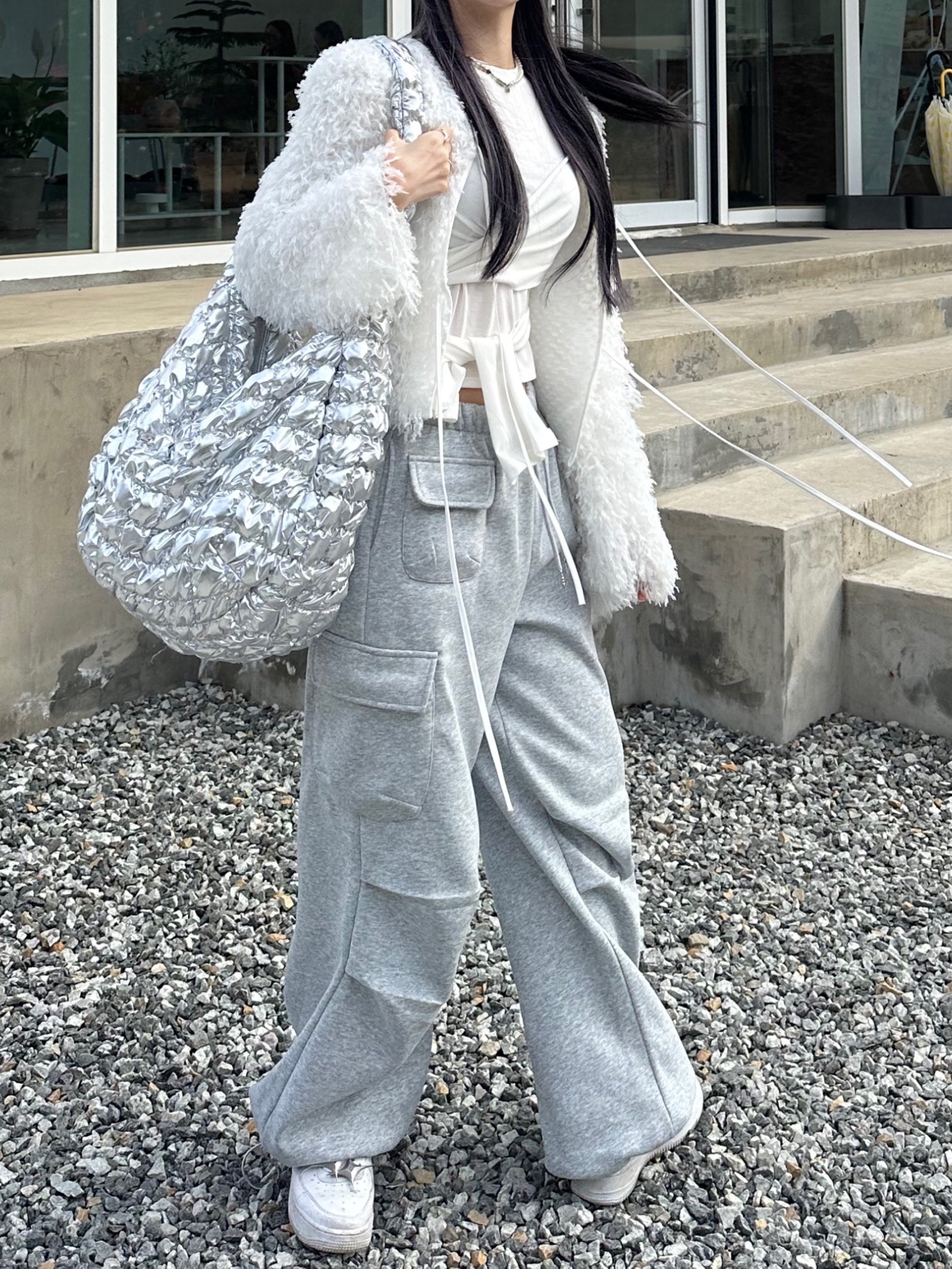 COS Quilted Oversized Shoulder Bag Silver, Gucci Trademark Ring With Heart Pendant Silver 착용 스타일 - 7