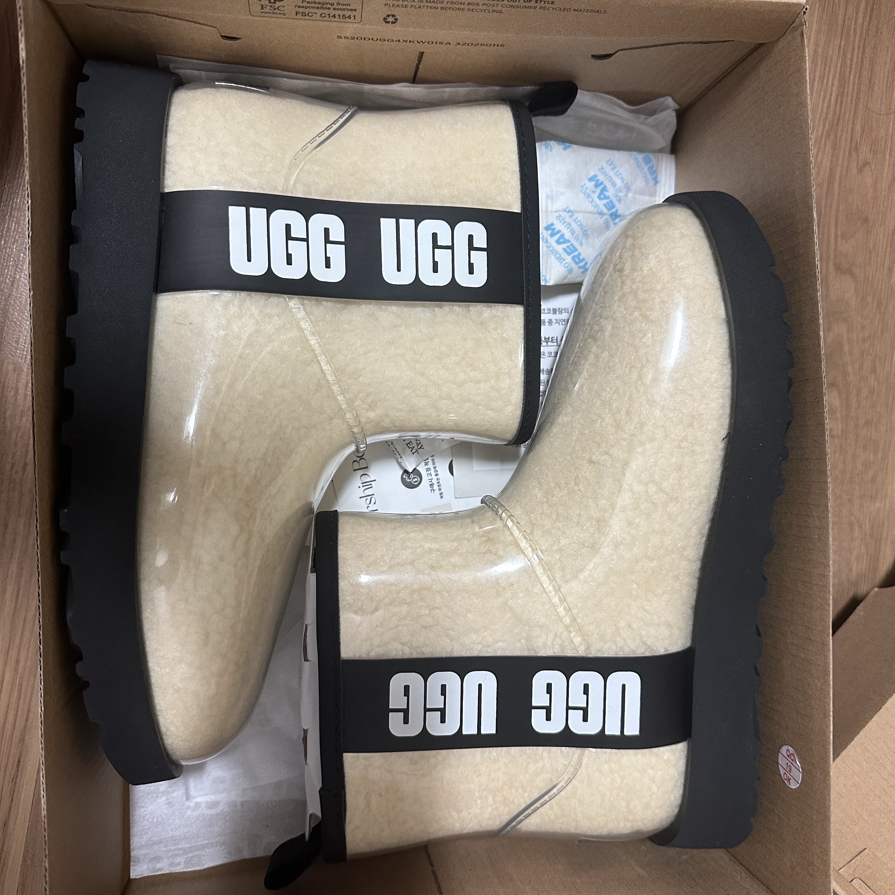 (W) UGG Classic Clear Mini Boots Natural Black 착용 스타일