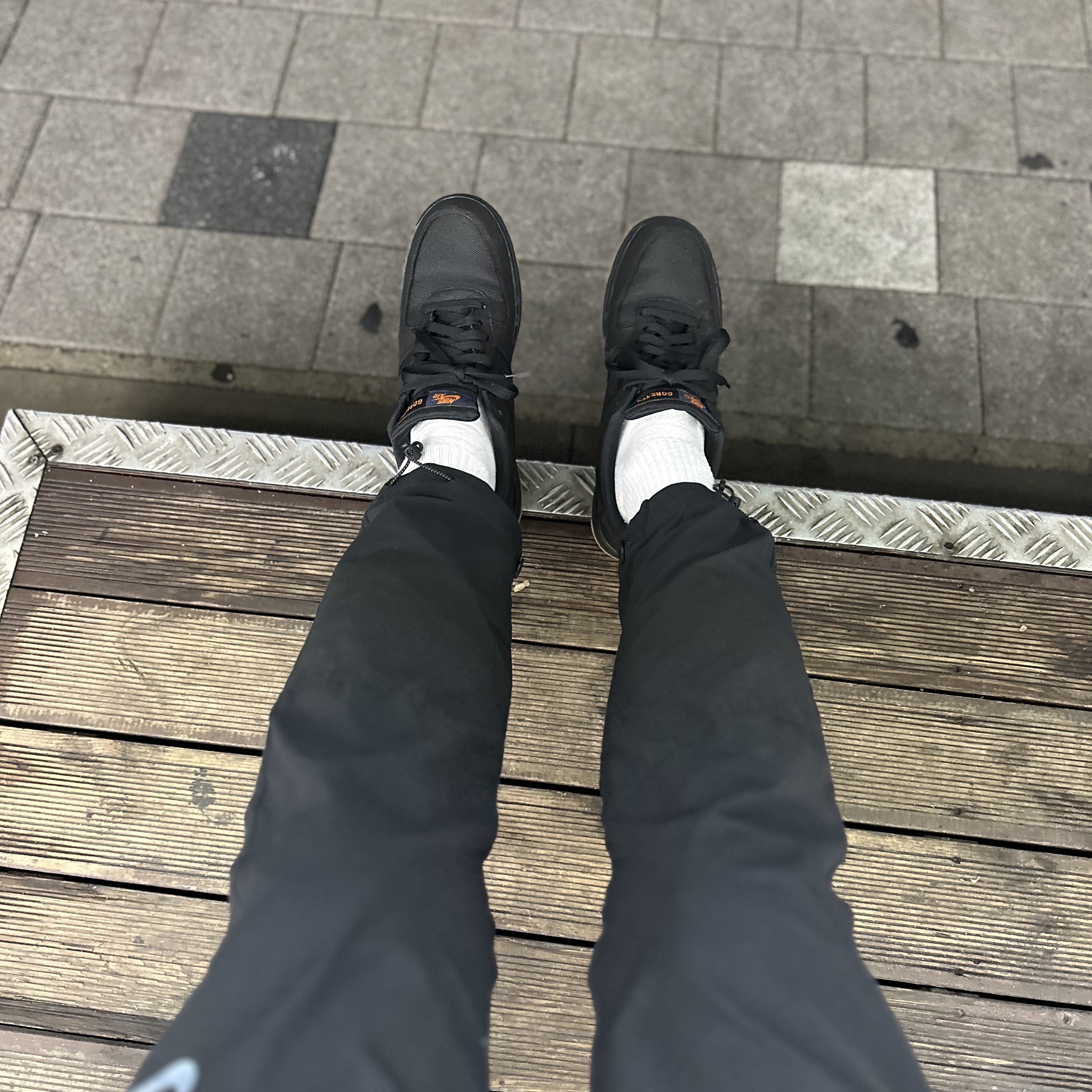 Nike Air Force 1 Low Gore-Tex Black Light Carbon 착용 스타일 - 1