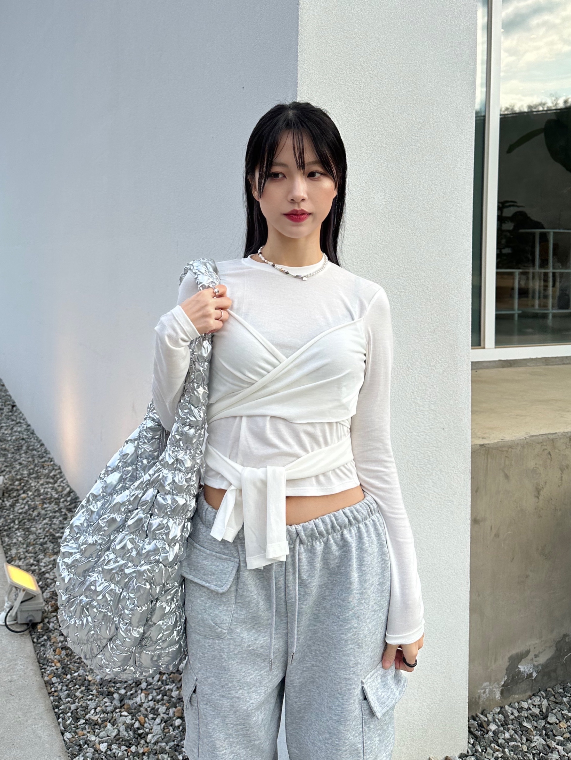 COS Quilted Oversized Shoulder Bag Silver, Gucci Trademark Ring With Heart Pendant Silver 착용 스타일 - 4