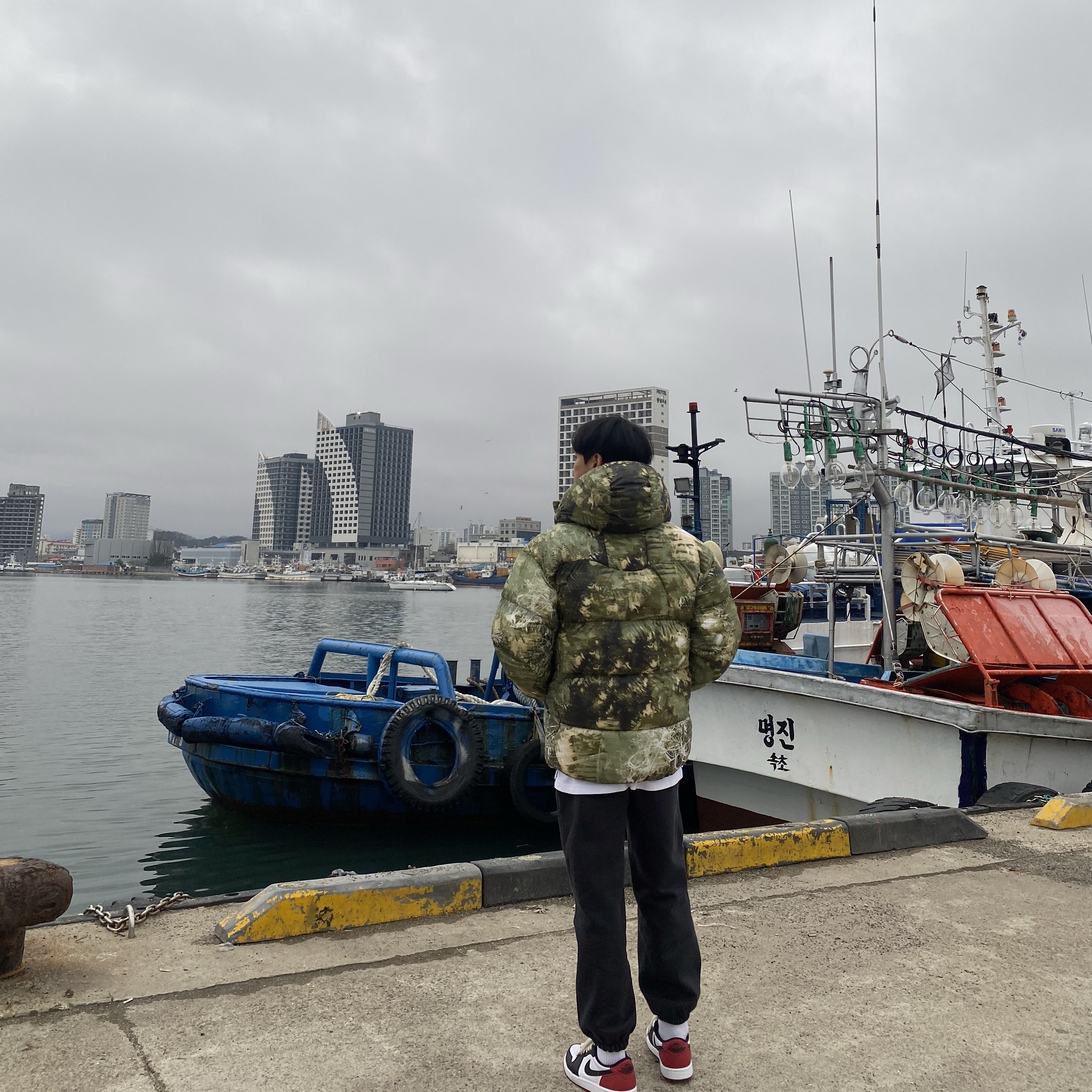 Nike ACG Therma-Fit ADV Lunar Lake Puffer Loose Hooded Jacket Oil Green Medium Olive - Asia, Jordan 1 Retro Low OG Black Toe 착용 스타일
