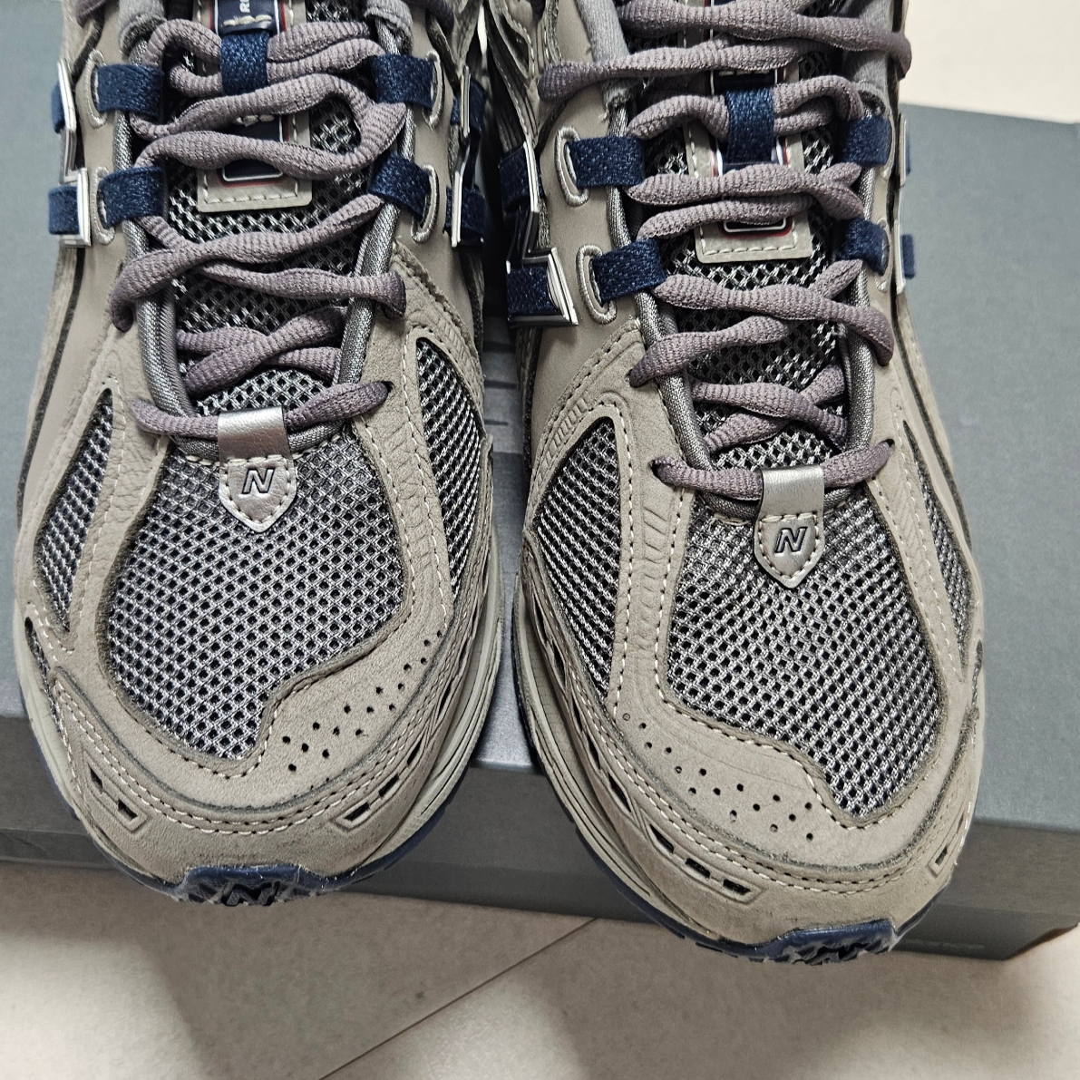 New Balance 1906R Charcoal Grey 착용 스타일 - 1