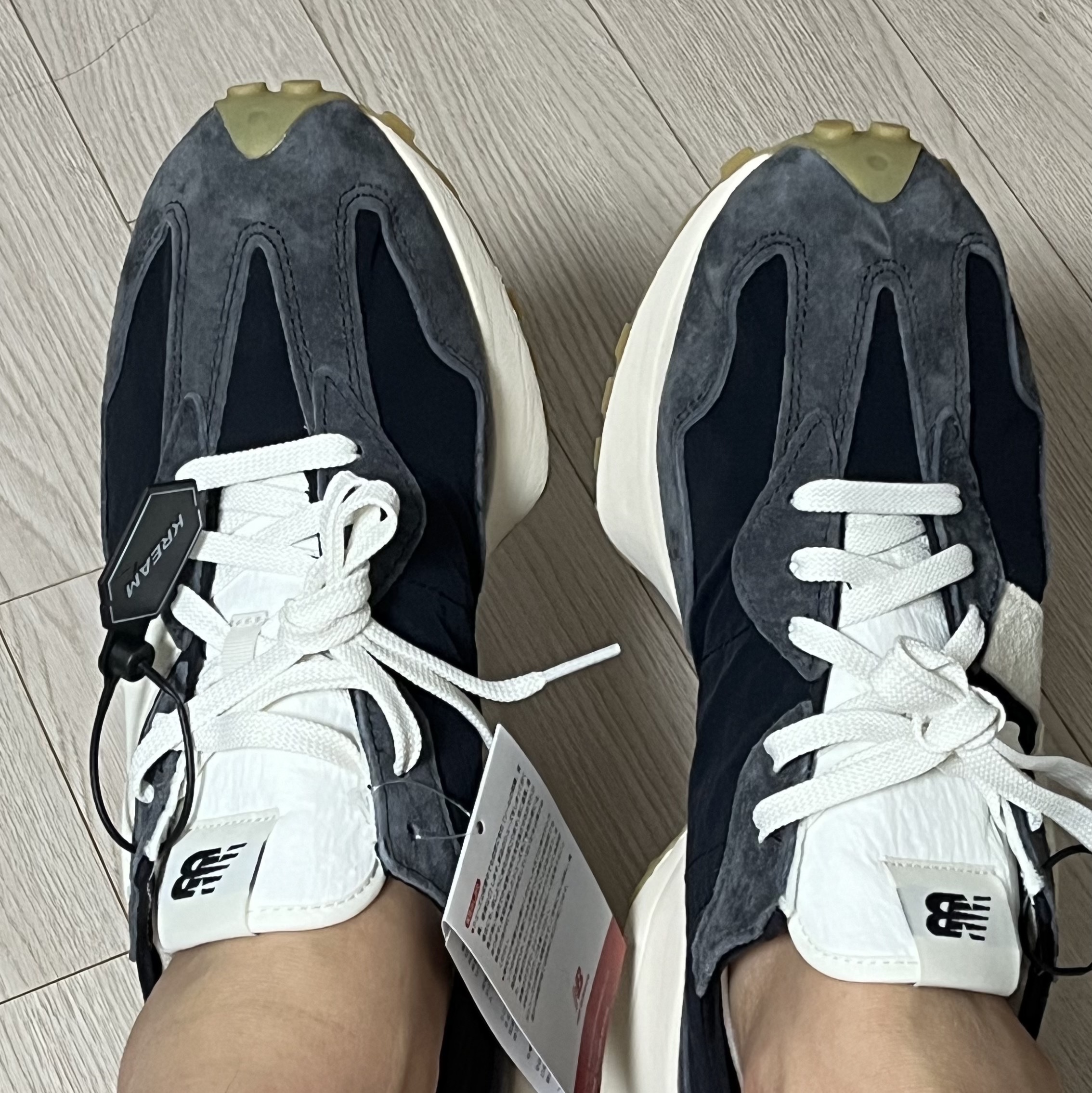 New Balance 327 Clean Vintage Black 착용 스타일