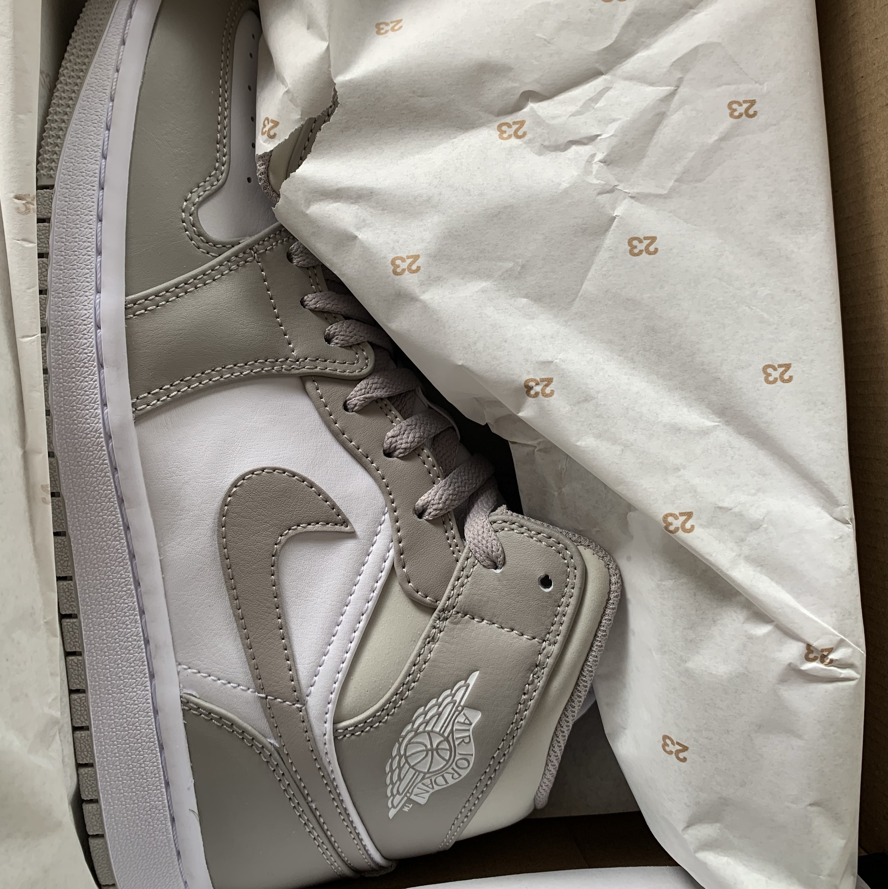 Jordan 1 Mid College Grey 착용 스타일