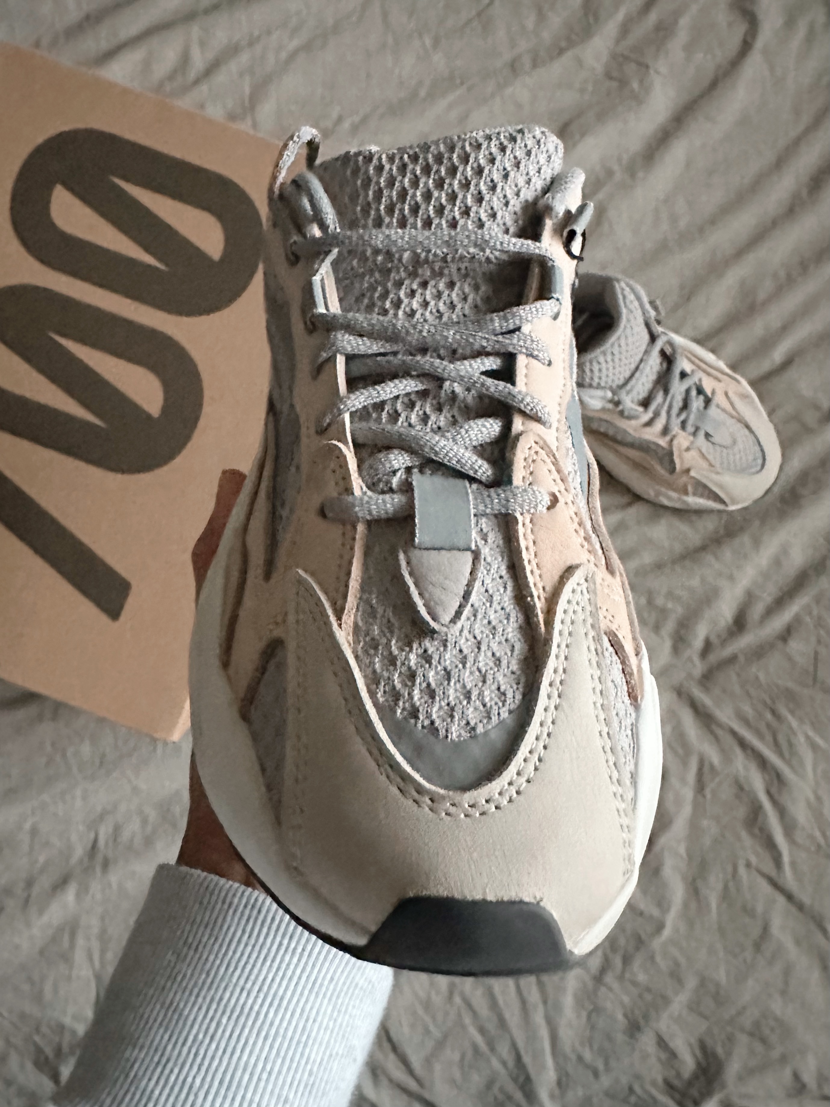 Adidas Yeezy Boost 700 V2 Cream 착용 스타일 - 1