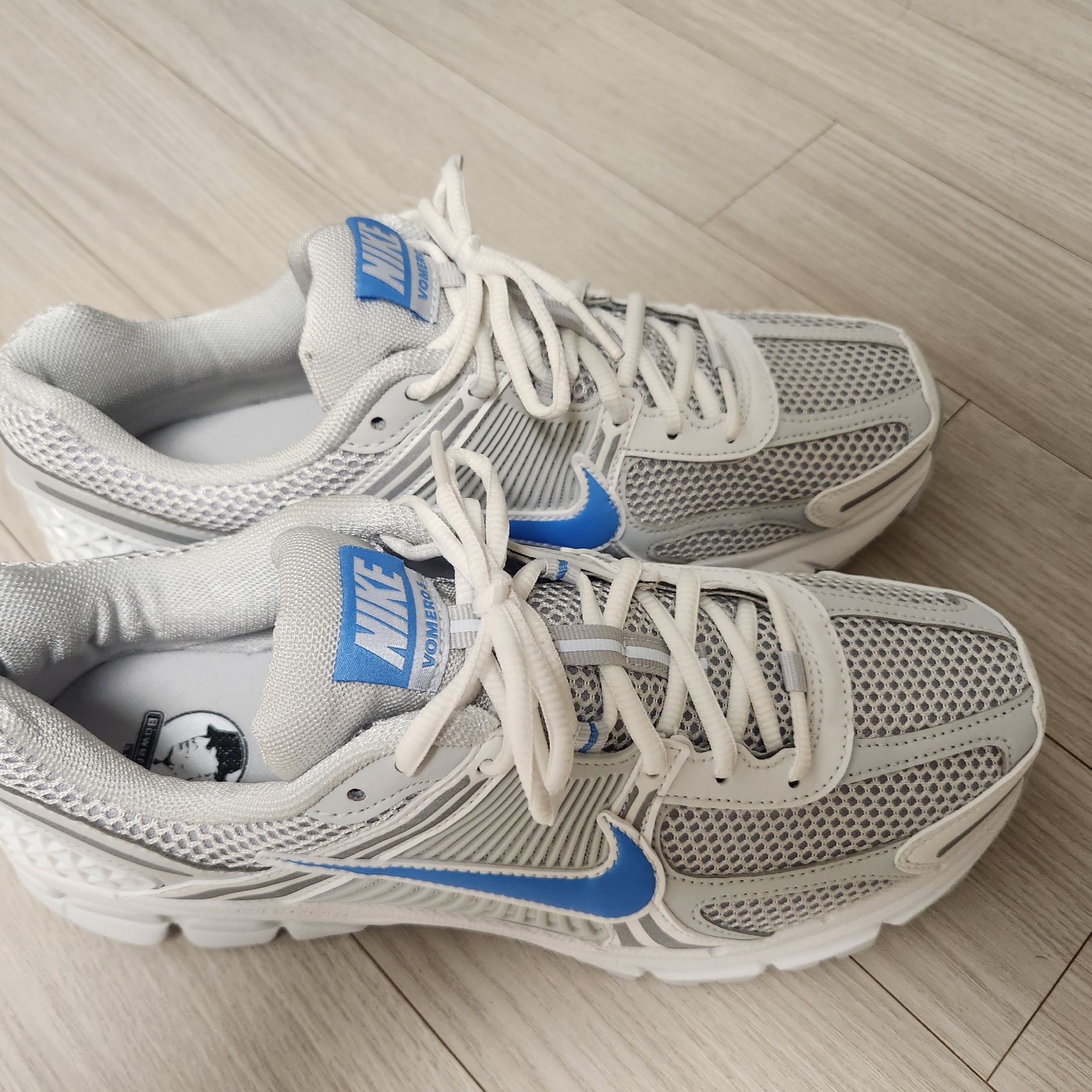 Nike Zoom Vomero 5 Photon Dust and University Blue 착용 스타일 - 4