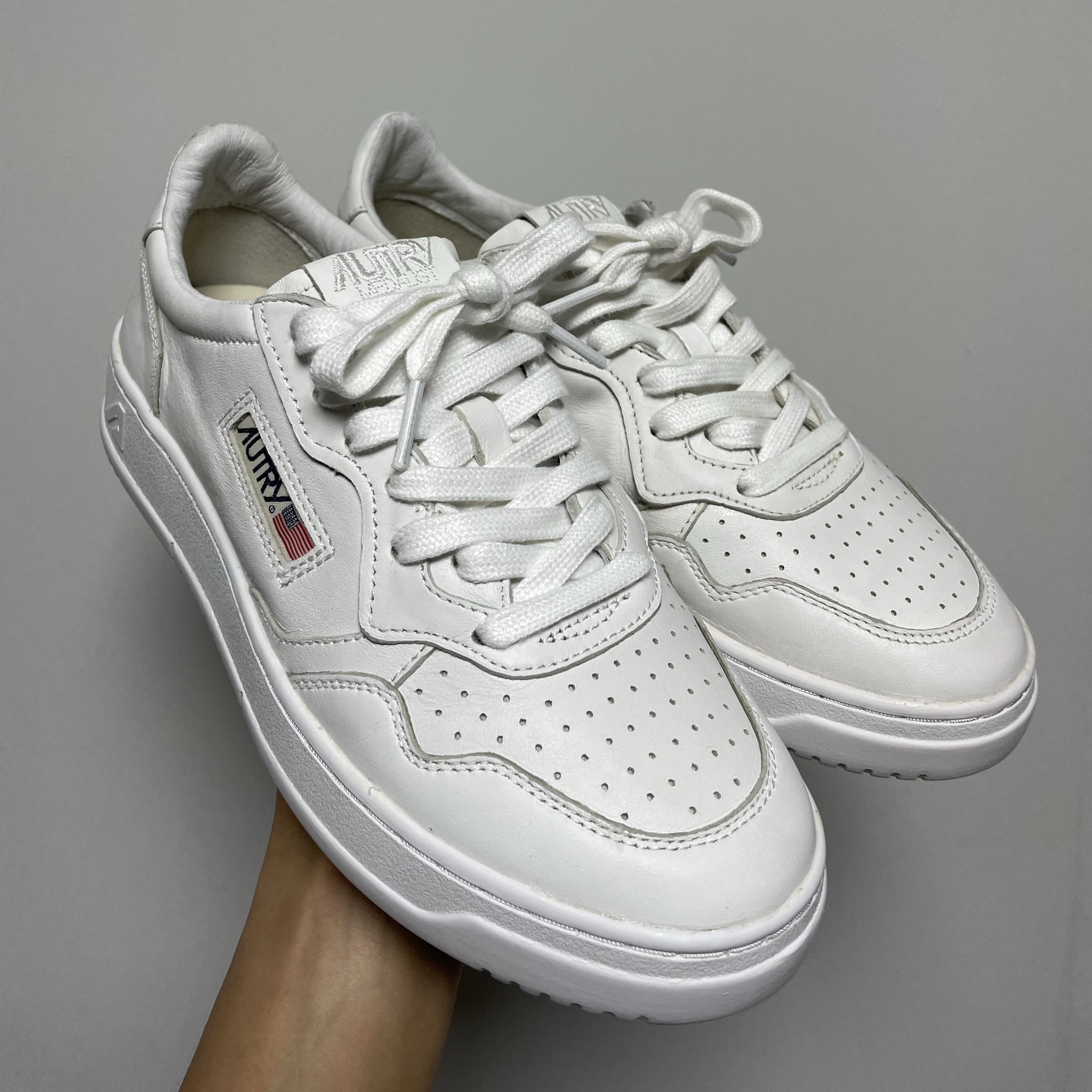 Autry Medalist Low Solid Goatskin Sneakers White 착용 스타일