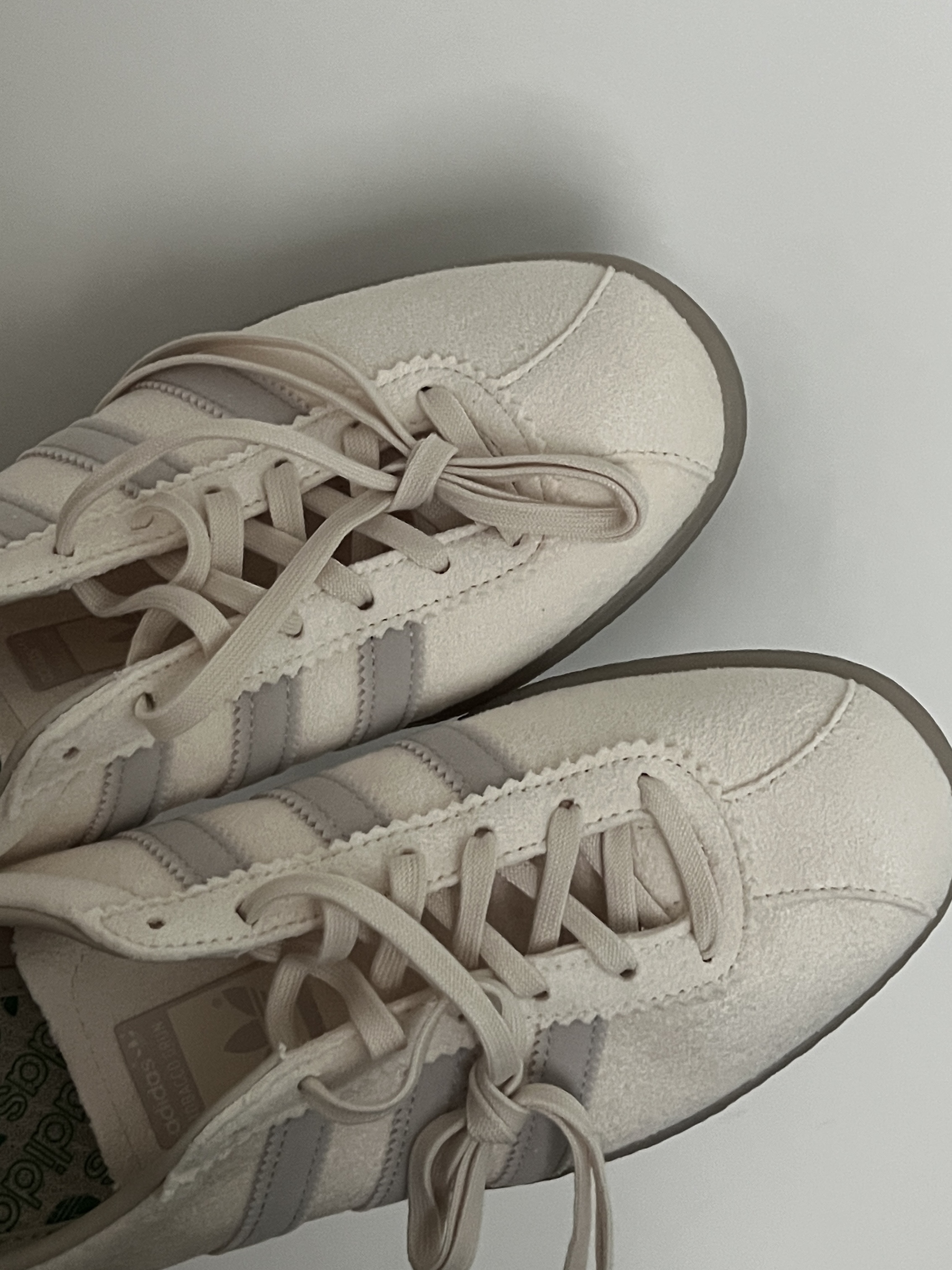 Adidas Tobacco Gruen Cream White Bliss 착용 스타일