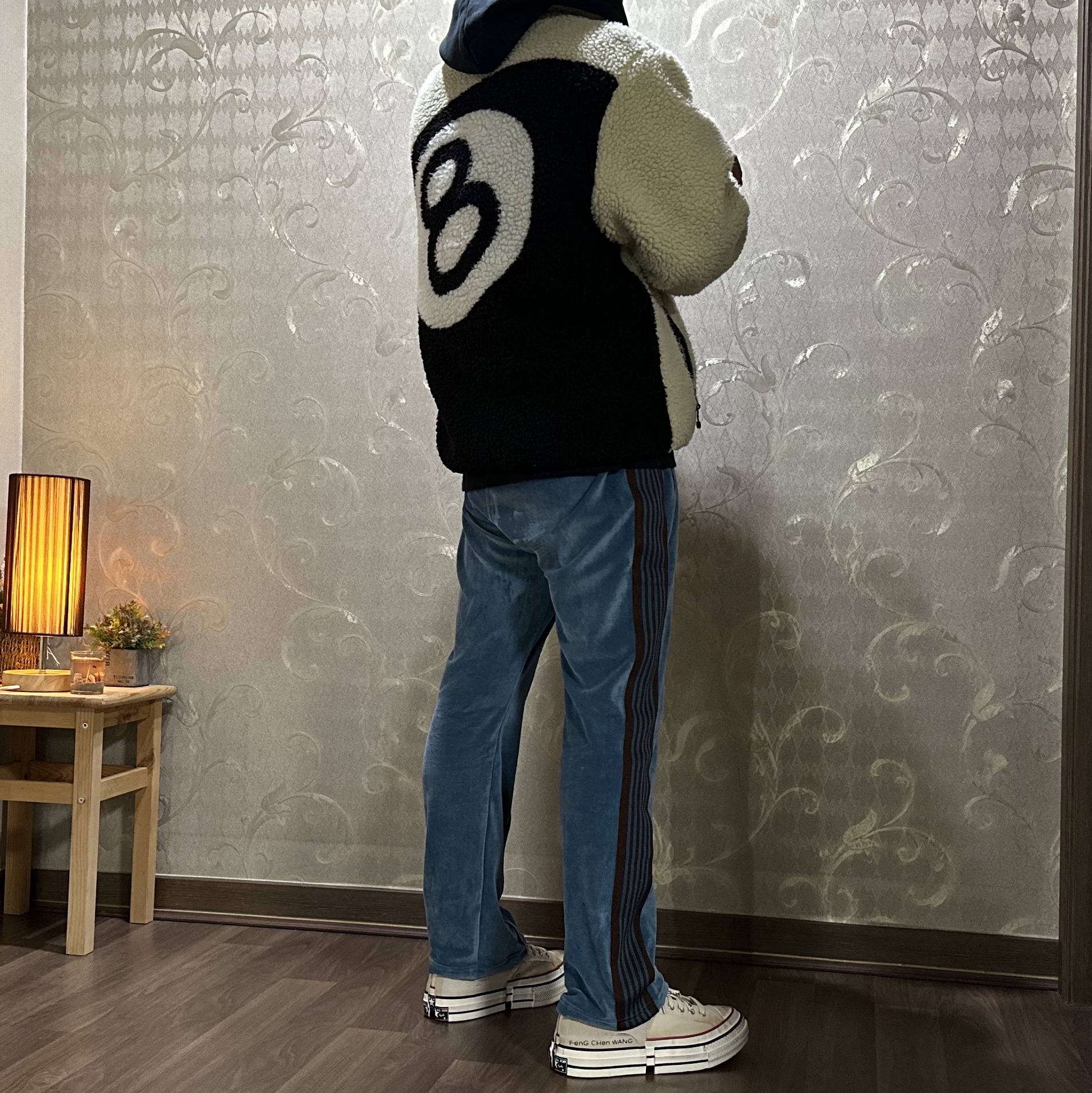 Converse x Feng Chen Wang Chuck 70 Ox 2-in-1 Brown Rice, Needles Narrow Track Pants Velour Blue 착용 스타일 - 2