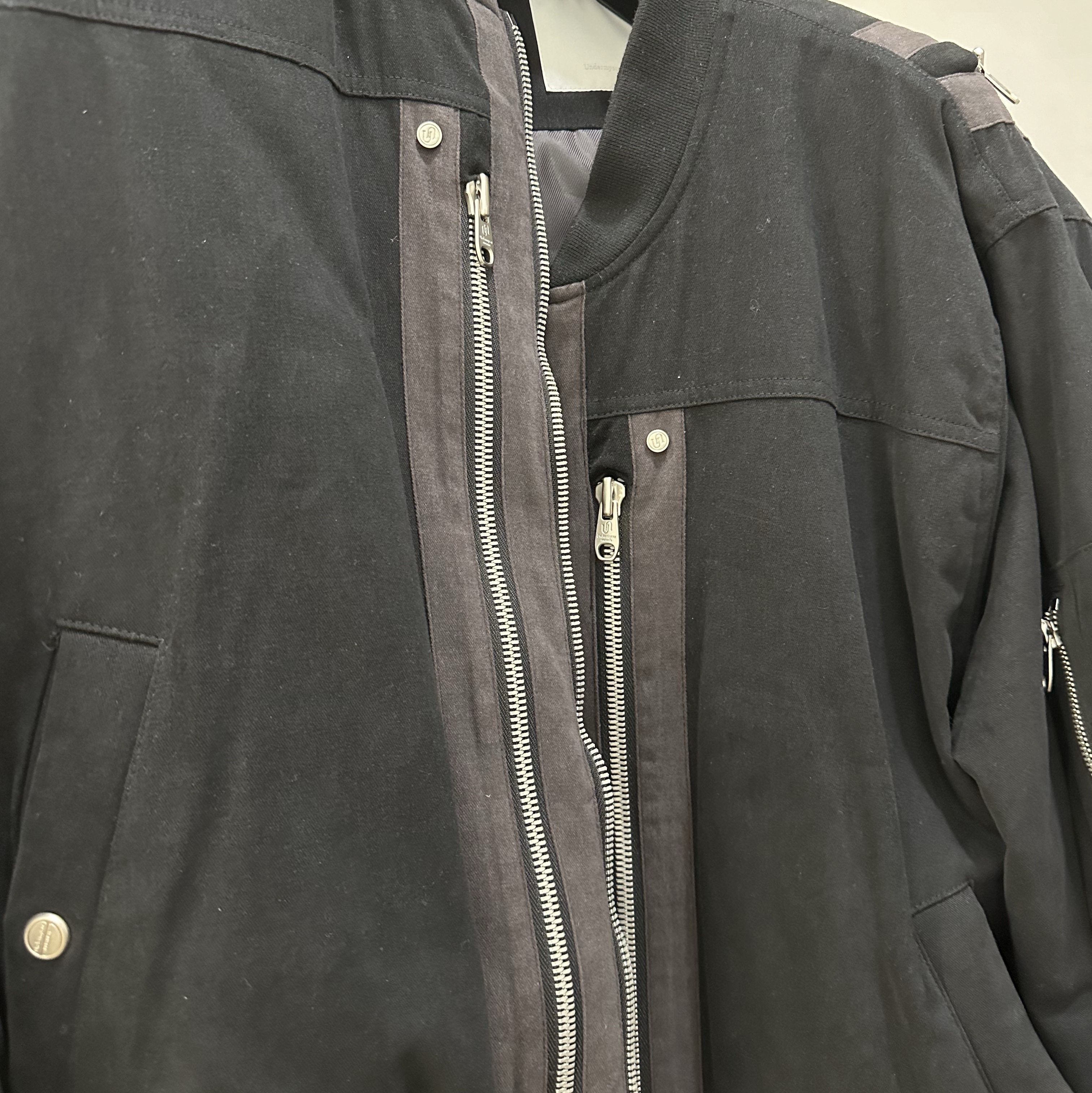 Undermycar Rumlow Back Zip Cotton Garment Bomber Dark Gull - 22FW 착용 스타일