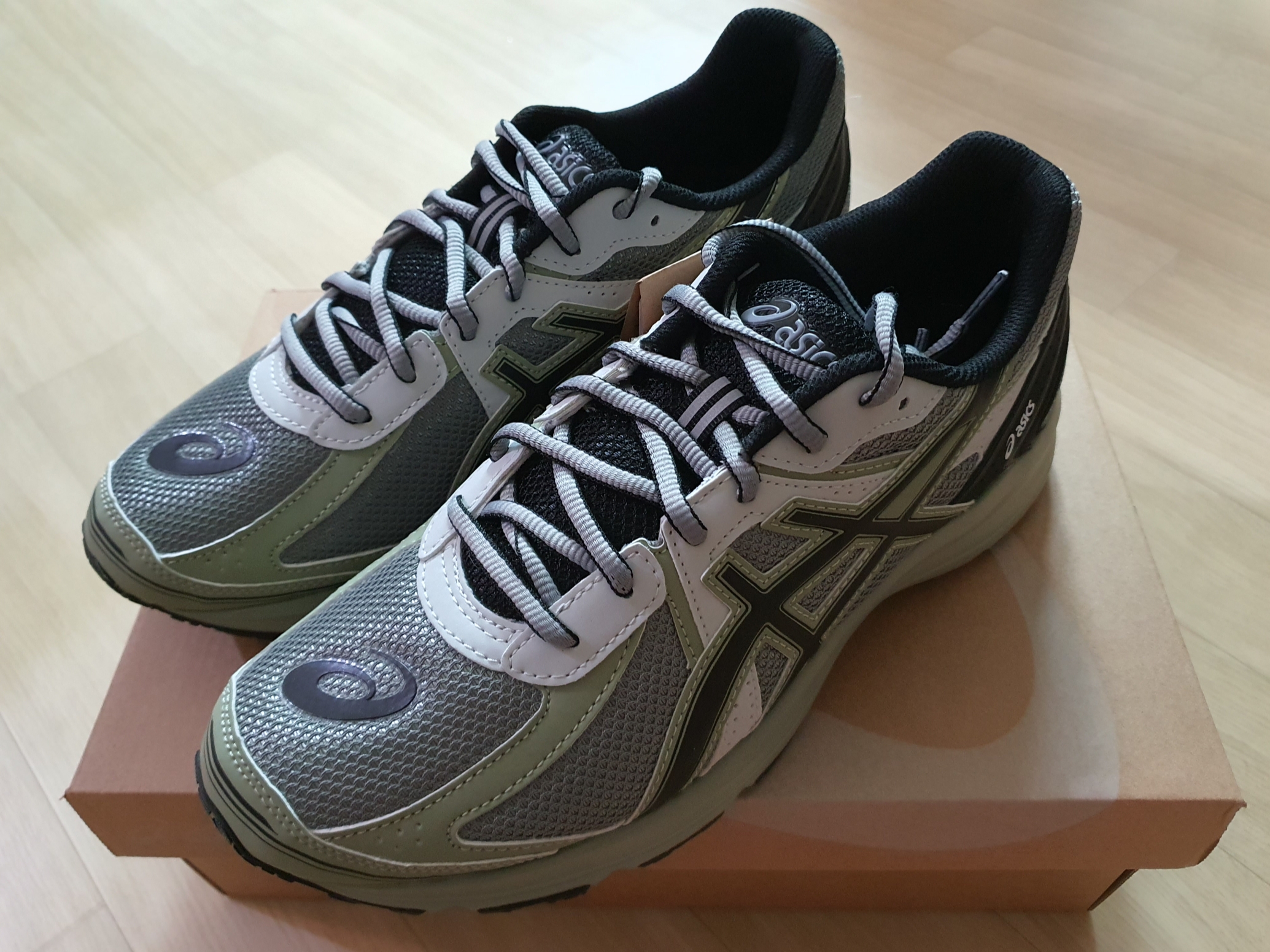 Asics Jog 100 S Sheet Rock - 2E Wide, Asics Gel-Venture 6 SPS Birch French Blue 착용 스타일 - 1