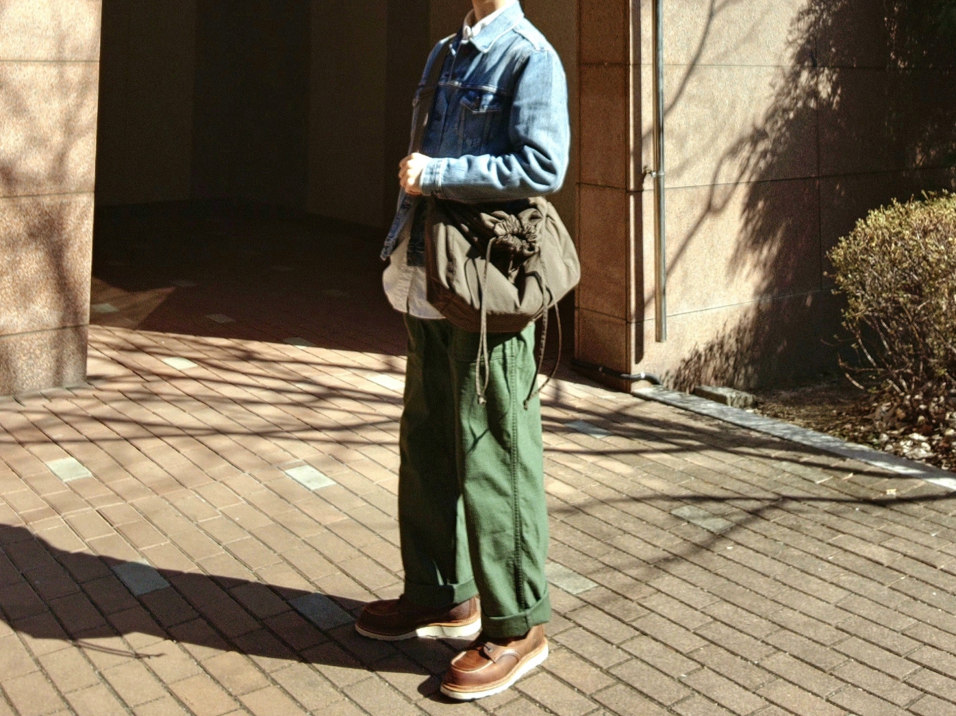 Uniqlo U Drawstring Shoulder Bag Olive 착용 스타일