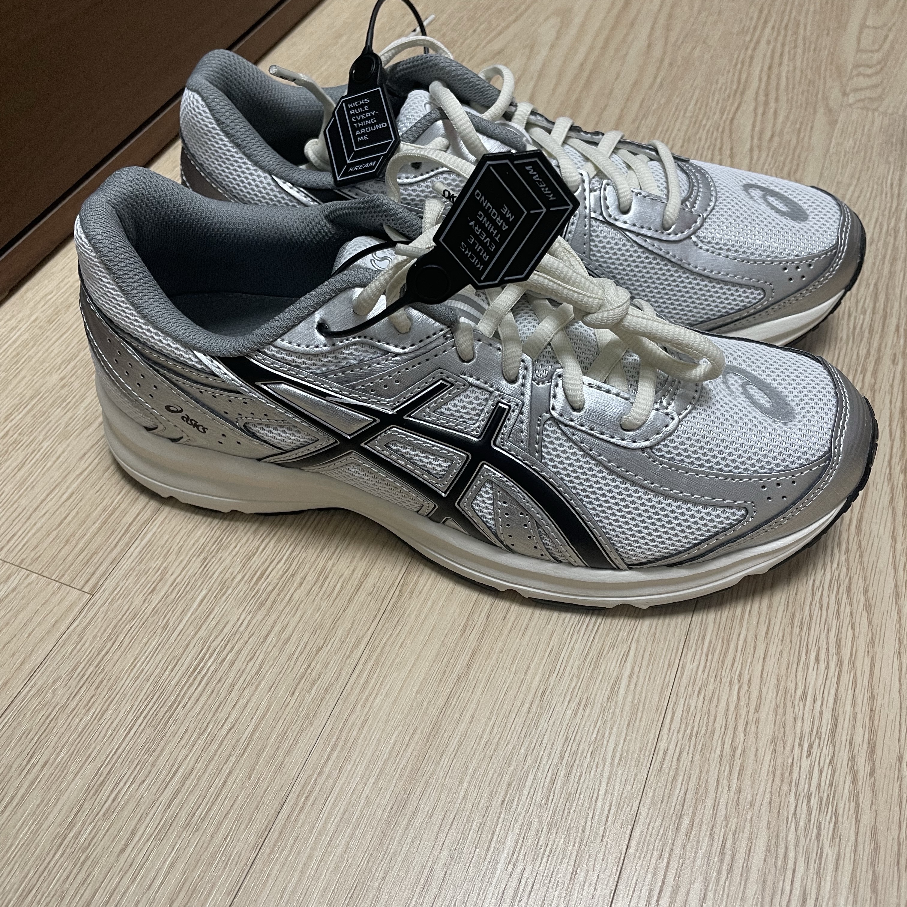 Asics Jog 100 S White Black - 2E Wide 착용 스타일 - 2