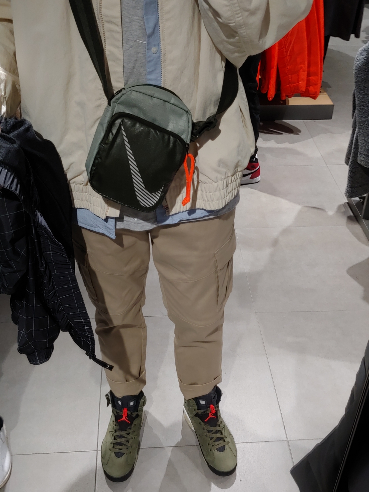 Jordan 6 x Travis Scott Retro Olive, Nike x Fear of God Basketball Jacket String 착용 스타일