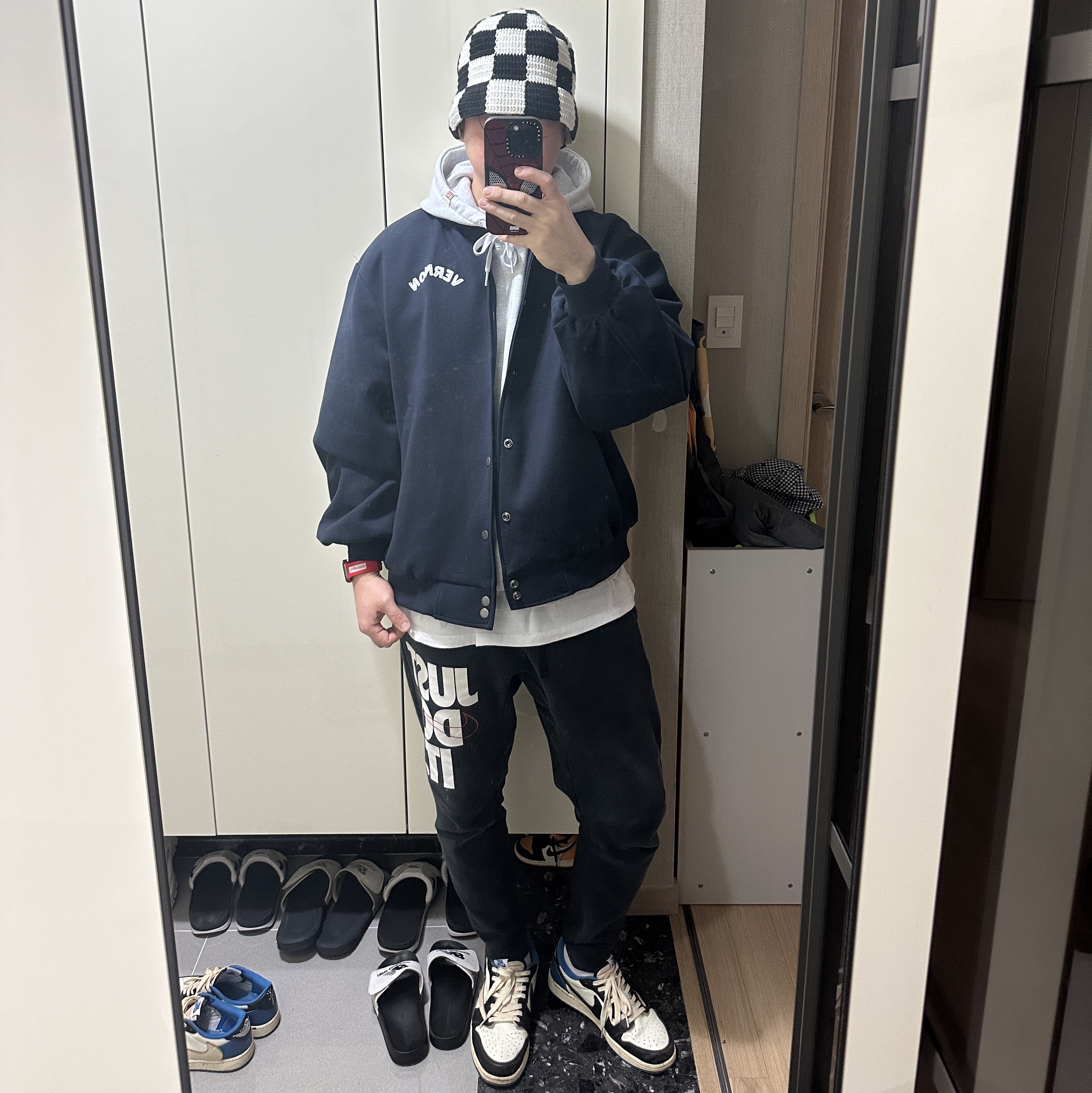 True Religion Old Glory MK2 Hoodie Melange Grey, Jordan 1 x Travis Scott x Fragment Retro Low OG SP Military Blue 착용 스타일