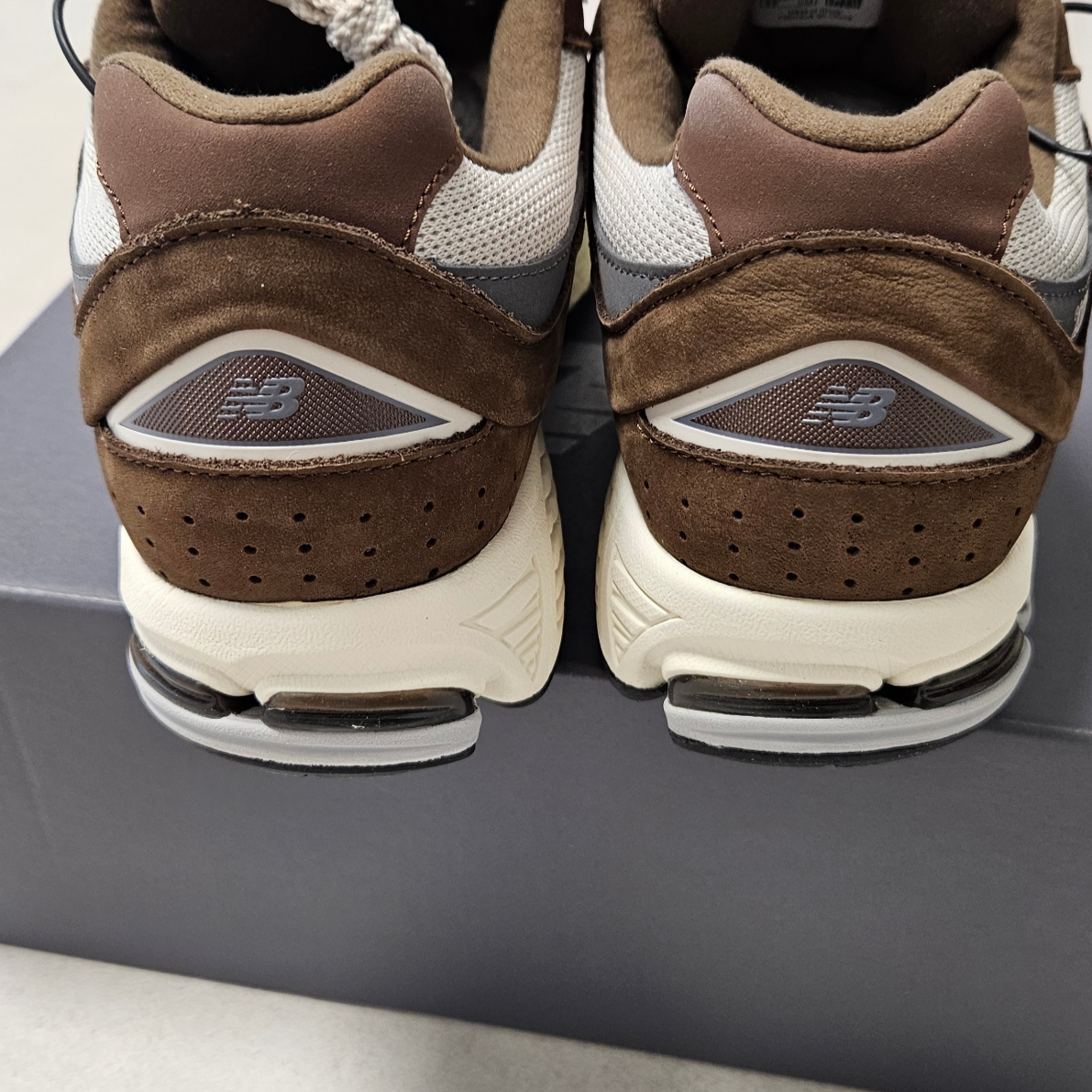 New Balance 2002R Brown Cream 착용 스타일 - 3