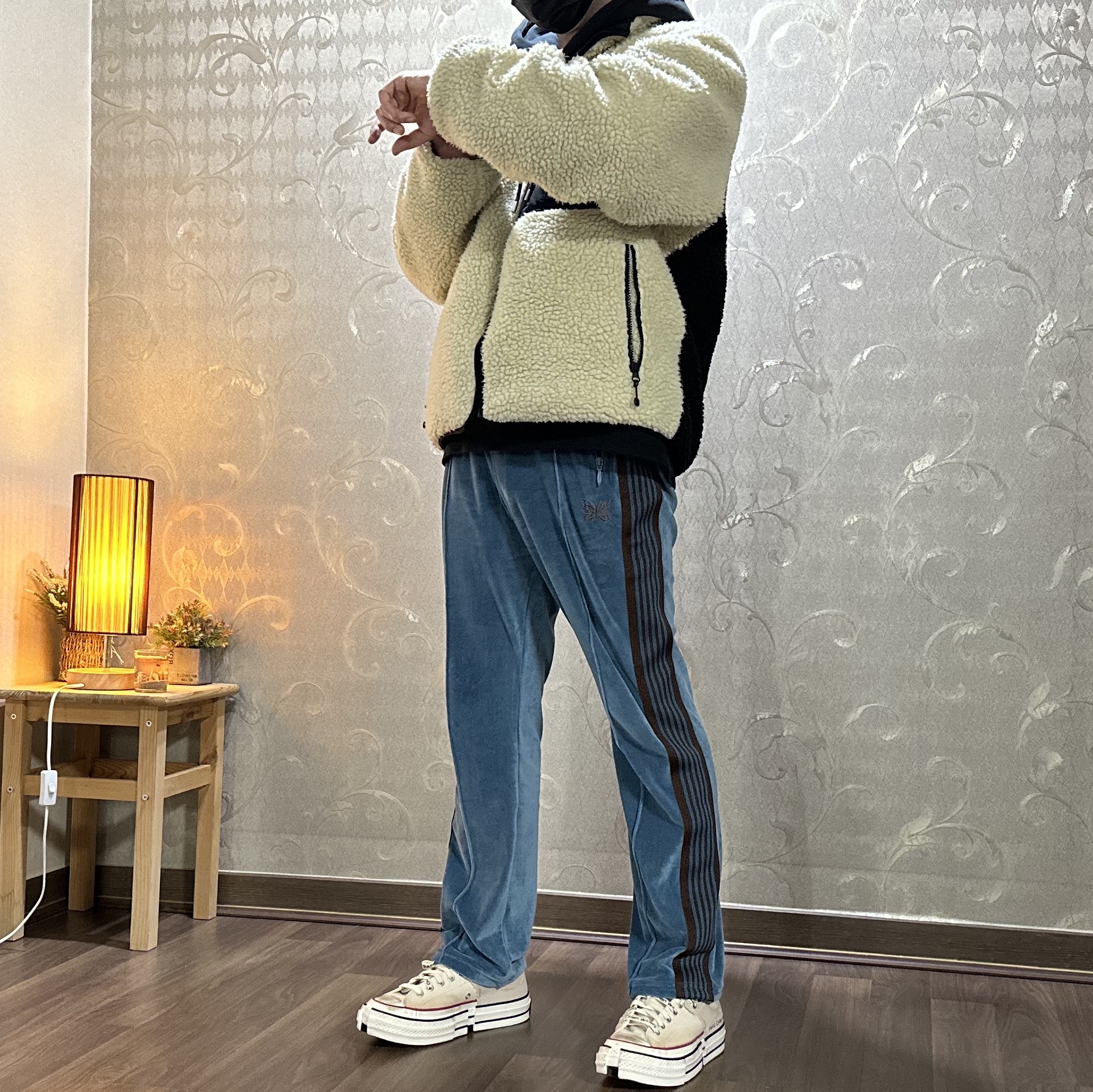 Converse x Feng Chen Wang Chuck 70 Ox 2-in-1 Brown Rice, Needles Narrow Track Pants Velour Blue 착용 스타일 - 5