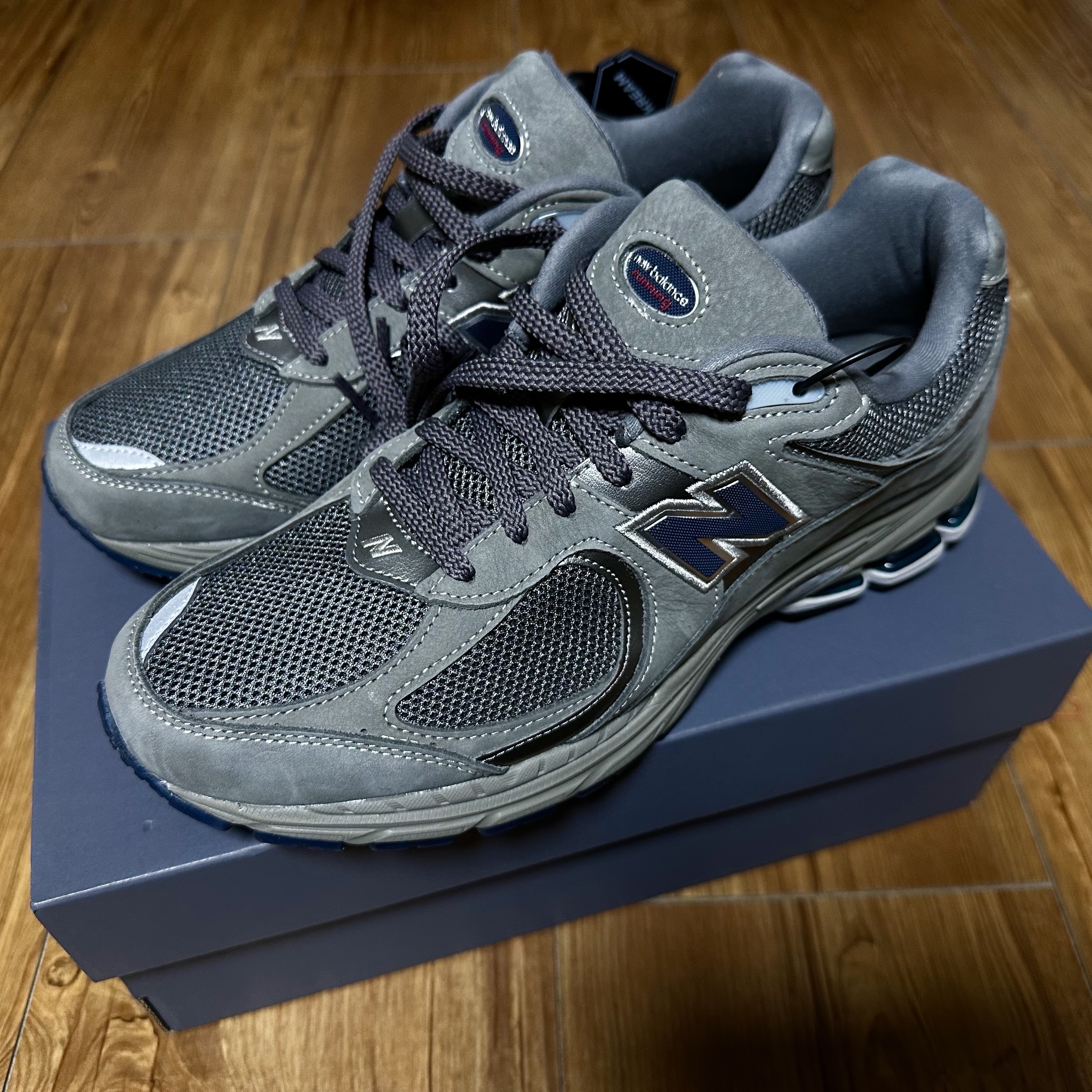 New Balance 2002R Gray 착용 스타일