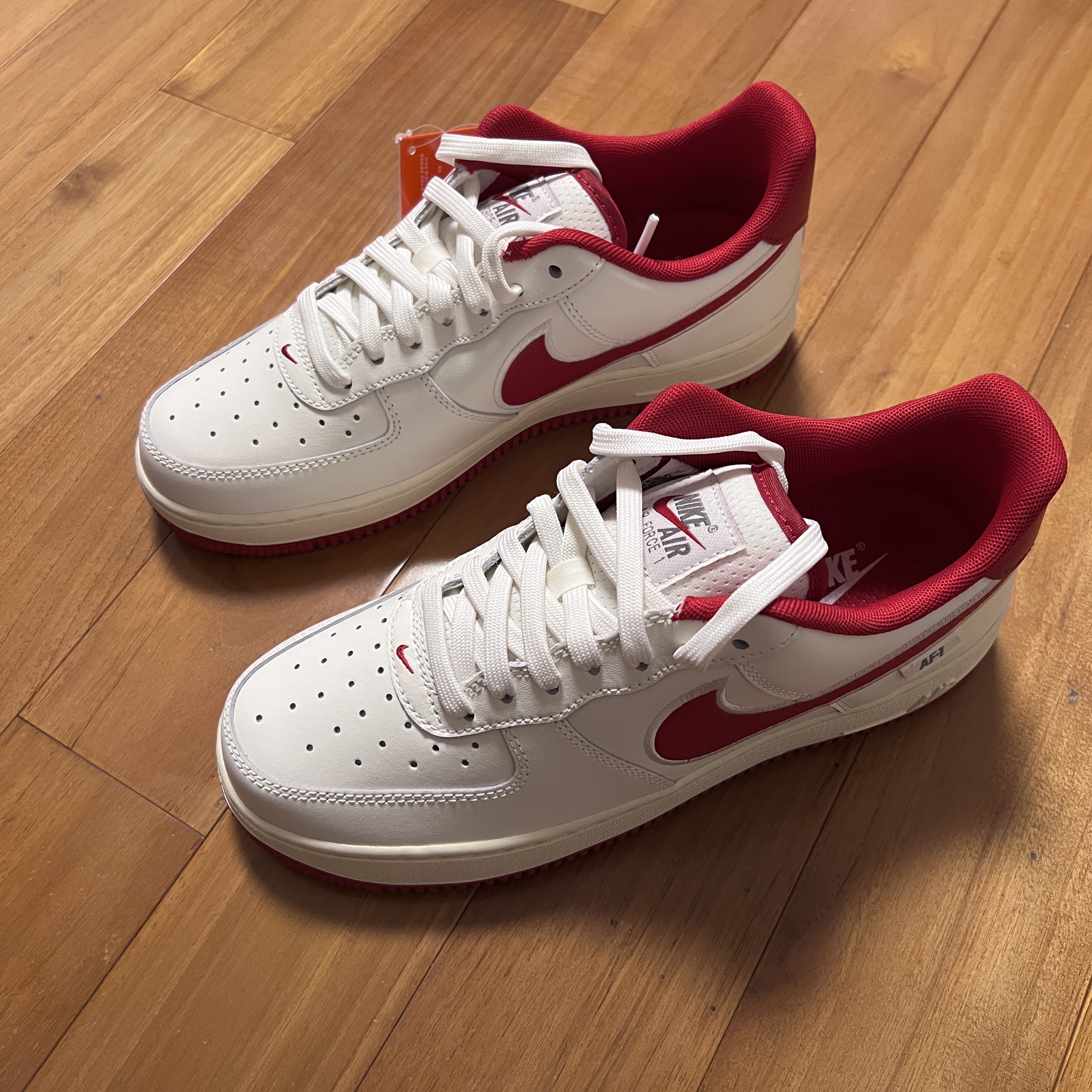 Nike Air Force 1 '07 Sail Gym Red 착용 스타일