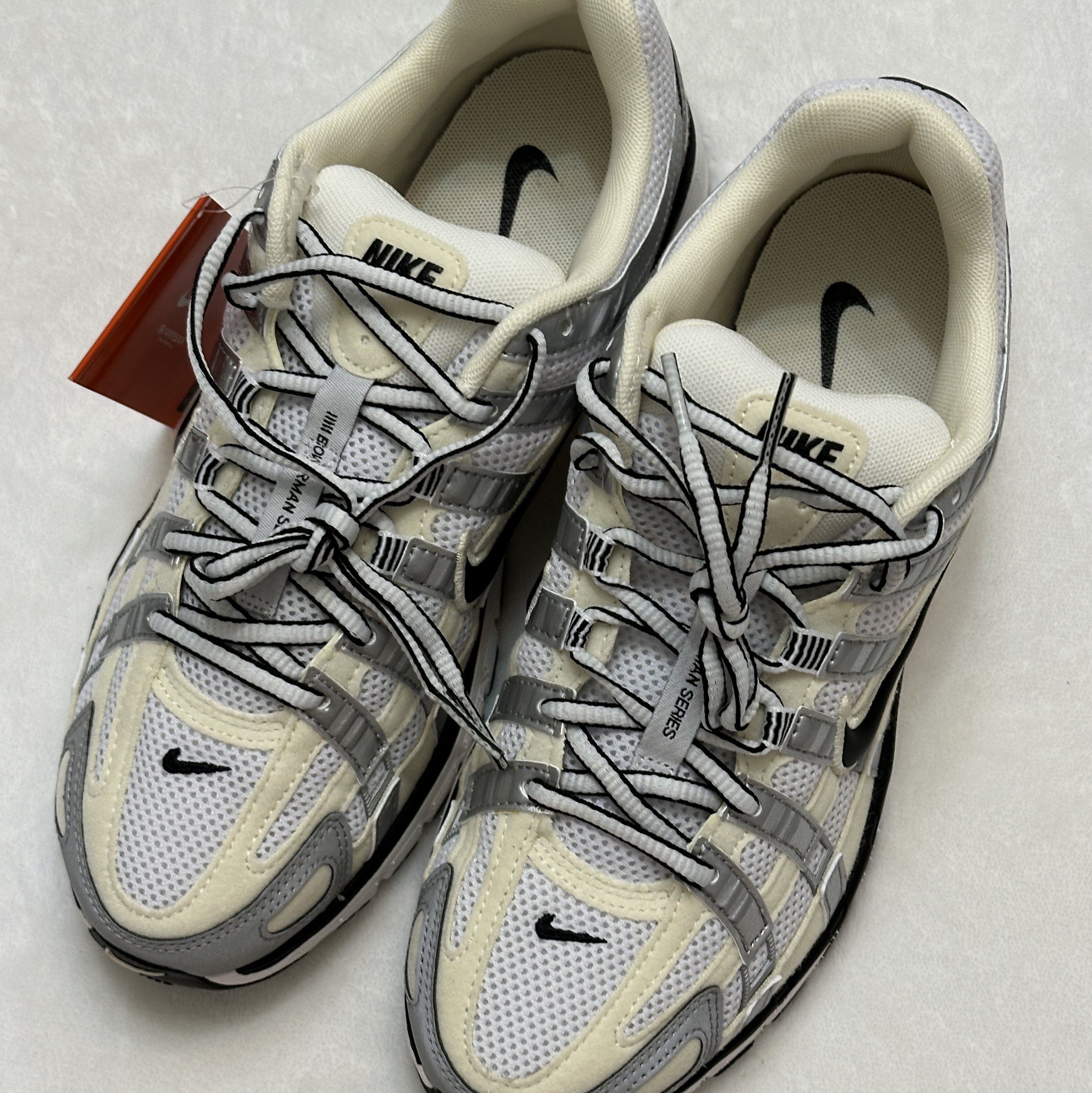 (W) Nike P-6000 Coconut Milk Metallic Silver 착용 스타일 - 3