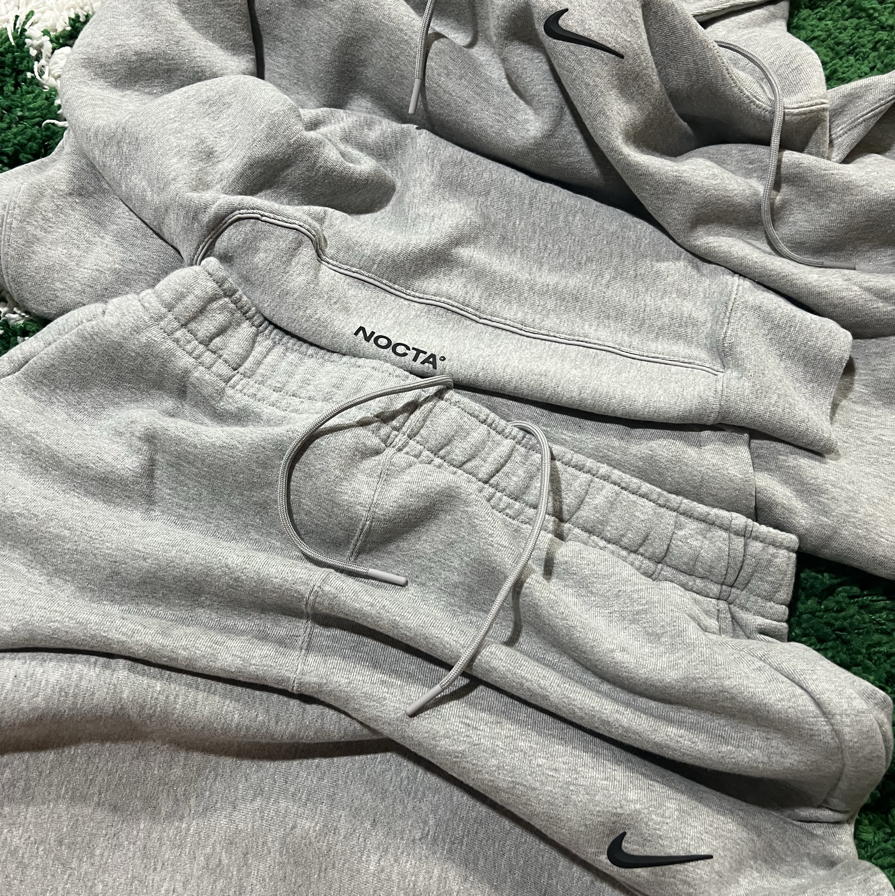 Nike x Drake Nocta Fleece Pants Dark Heather Grey (FN7661-063), Nike x Drake Nocta Fleece Hoodie Dark Grey Heather (FN7659-063) 착용 스타일
