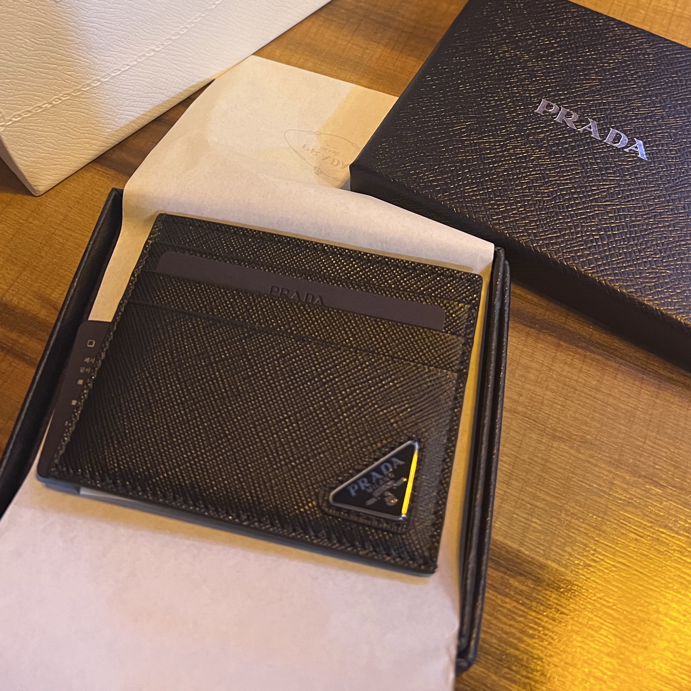 Prada Saffiano Leather Card Holder Black 착용 스타일