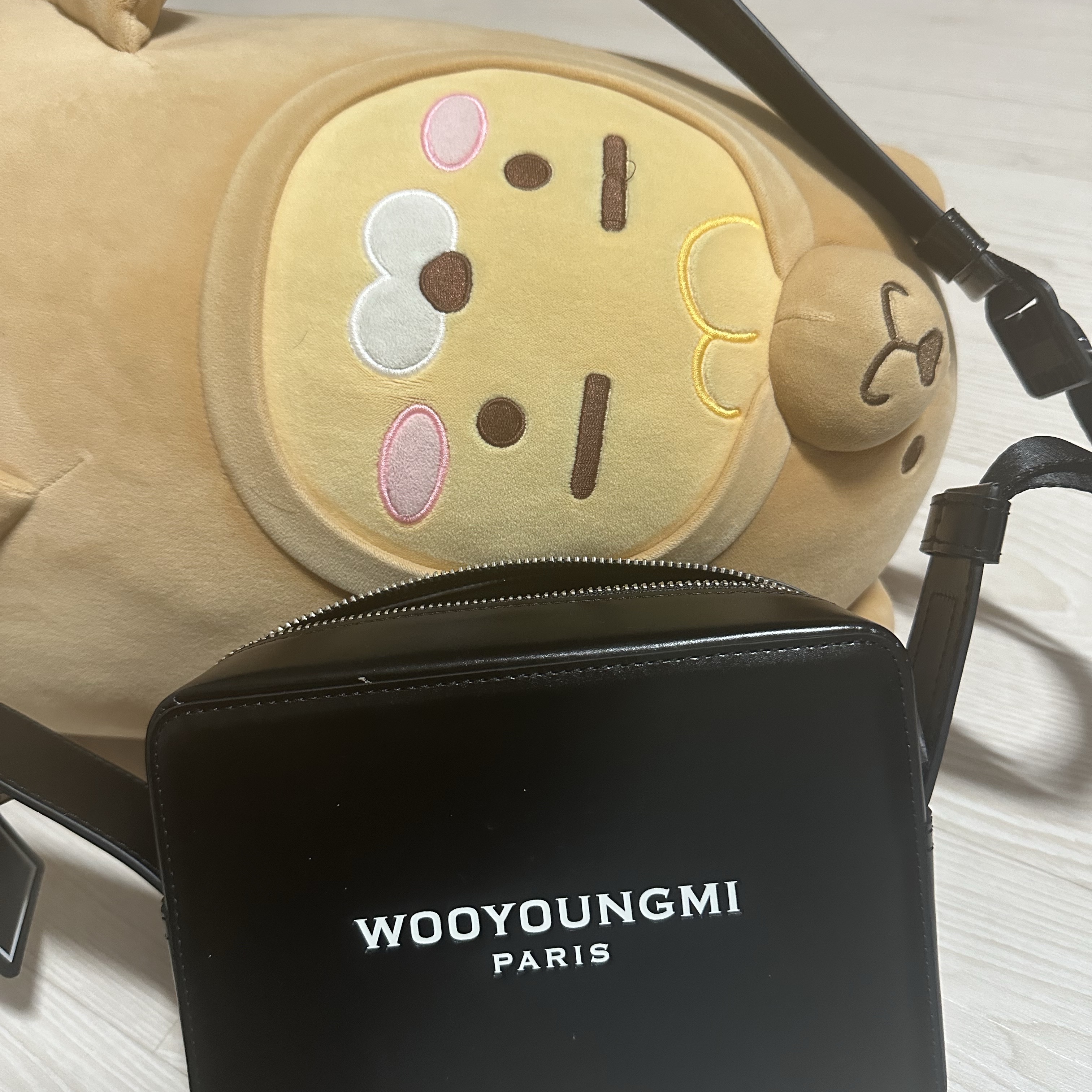Wooyoungmi Square Mini Bag Black 착용 스타일 - 1
