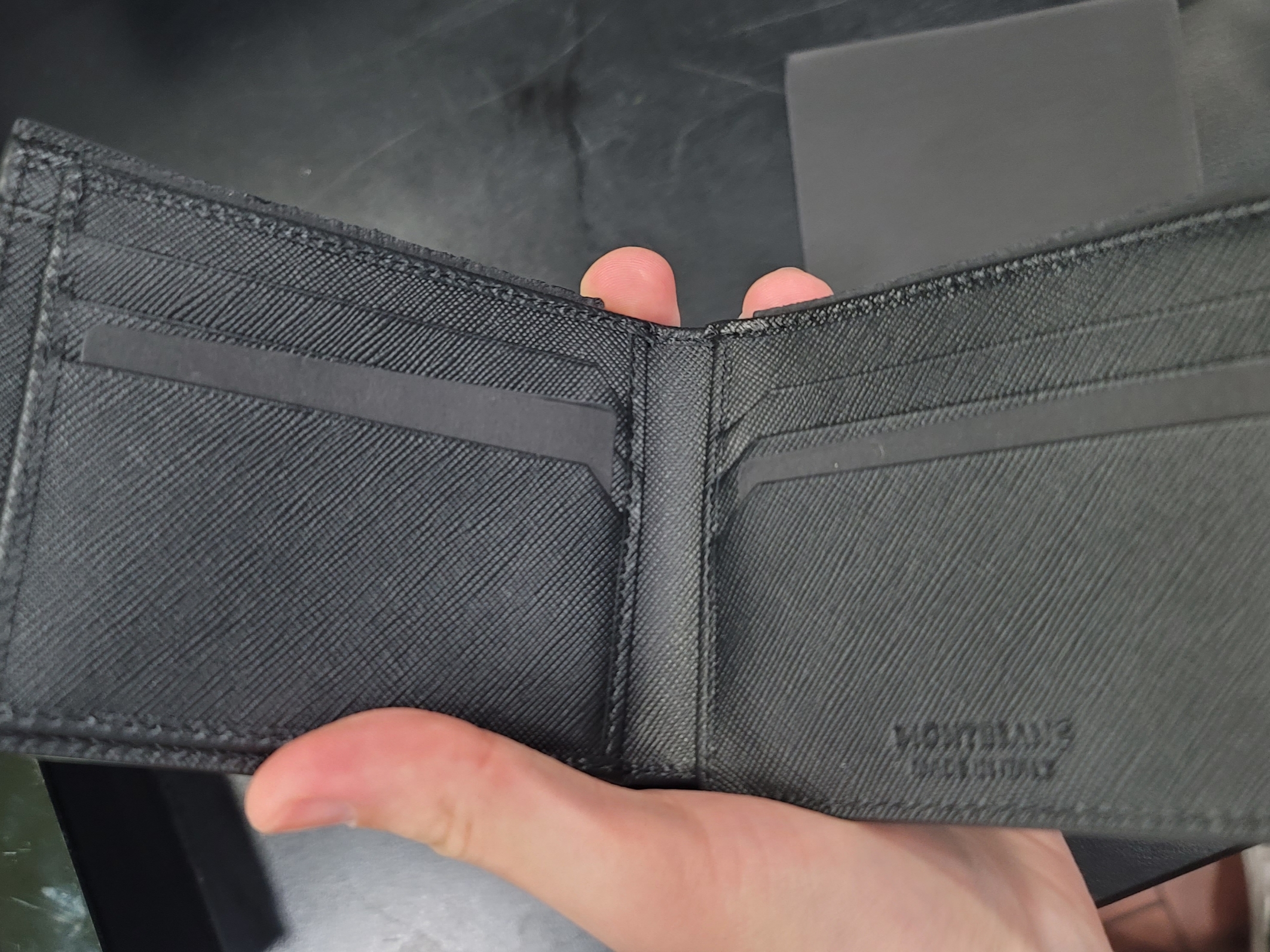Montblanc Sartorial 6cc Wallet with 2 View Pockets Black 착용 스타일 - 3