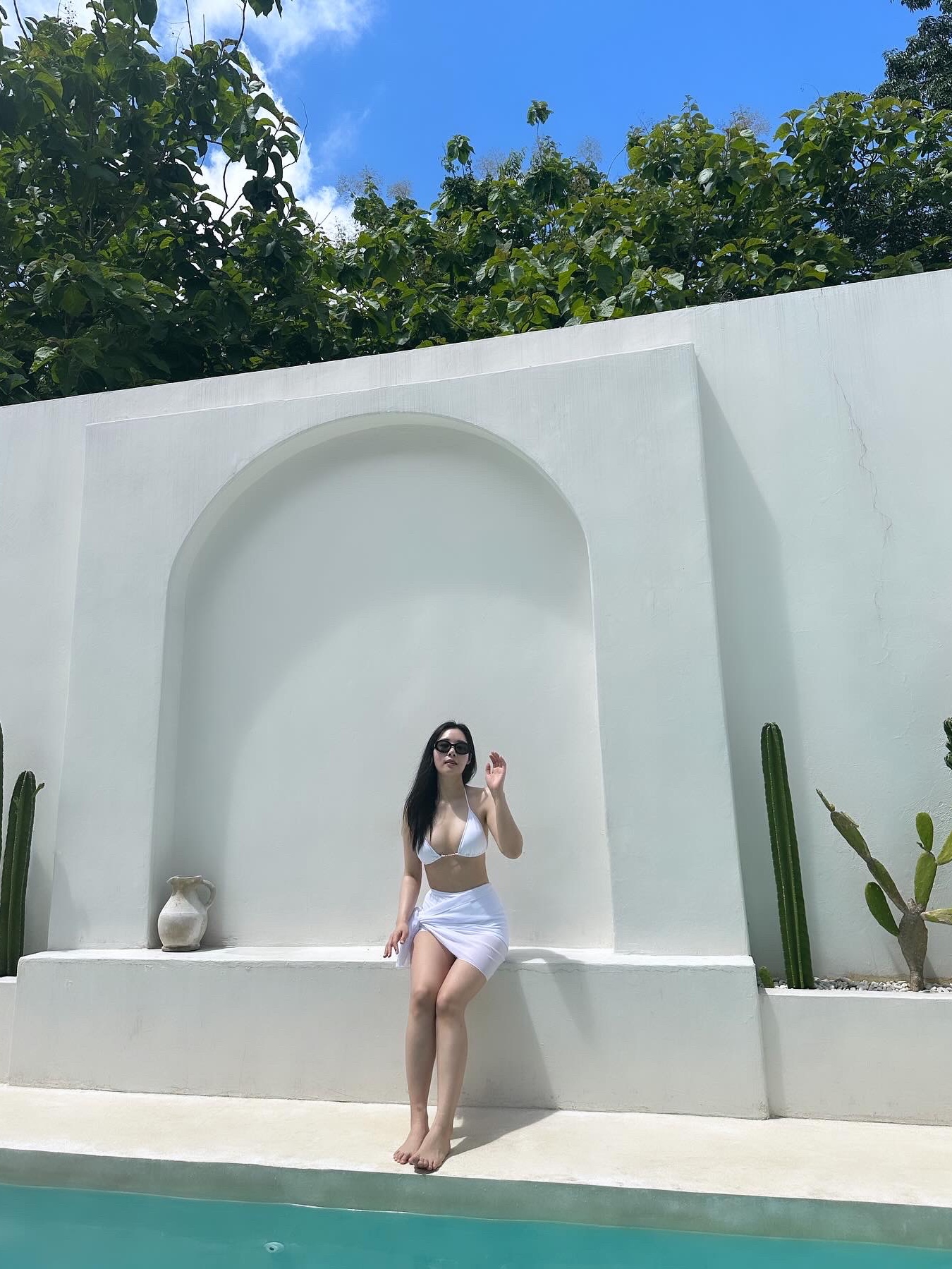 (W) Celine Triomphe 01 Sunglasses in Acetate Black 착용 스타일 - 4