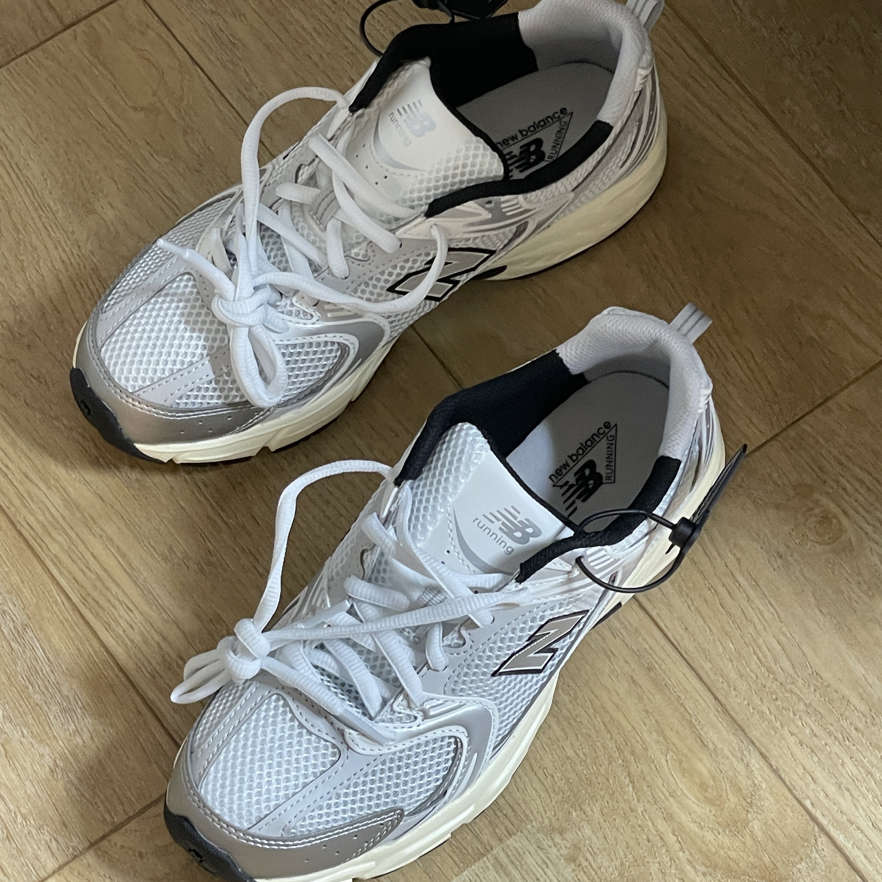 New Balance 530 Silver Cream 착용 스타일 - 1