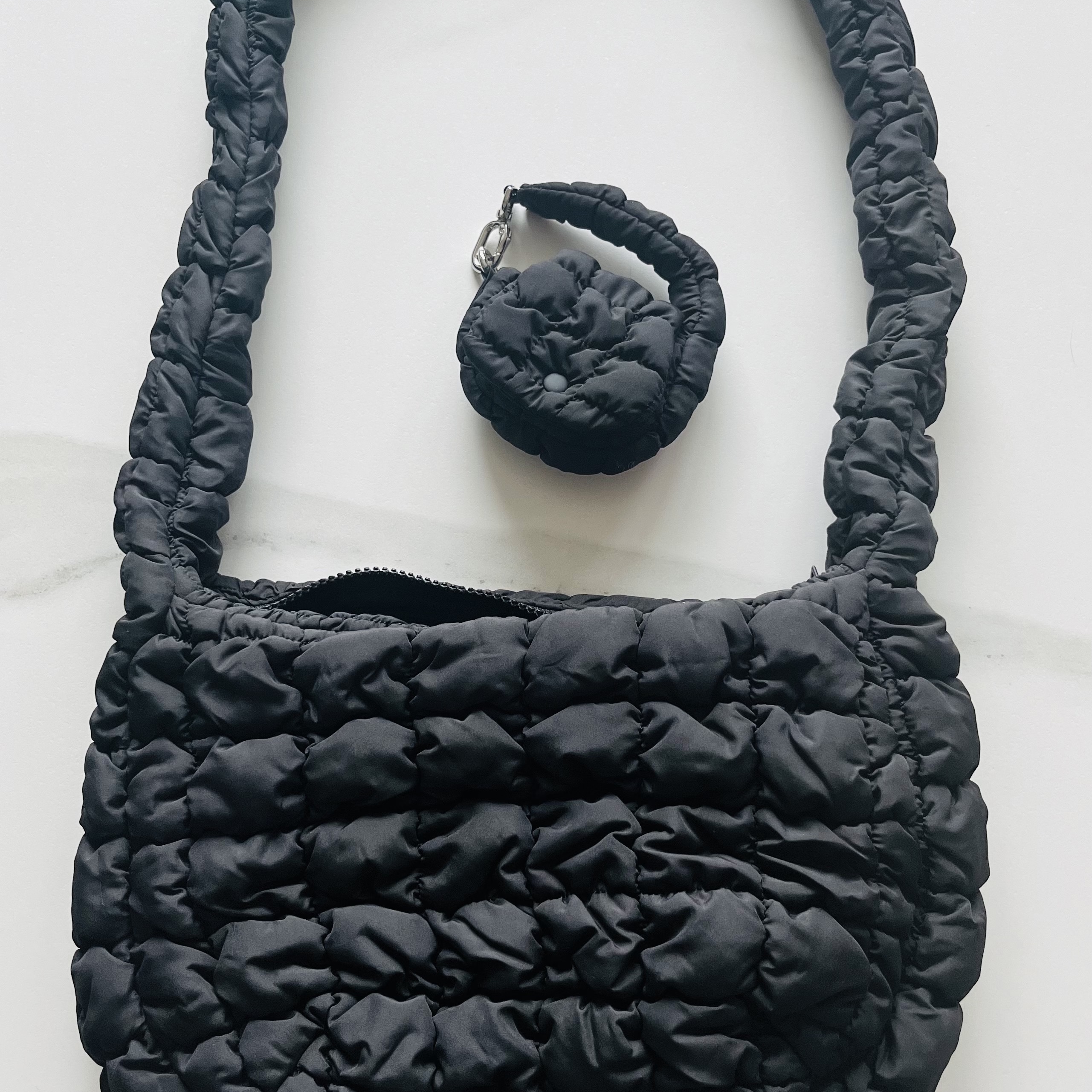 COS Quilted Nano Bag Black, COS Quilted Messenger Bag Black 착용 스타일 - 1