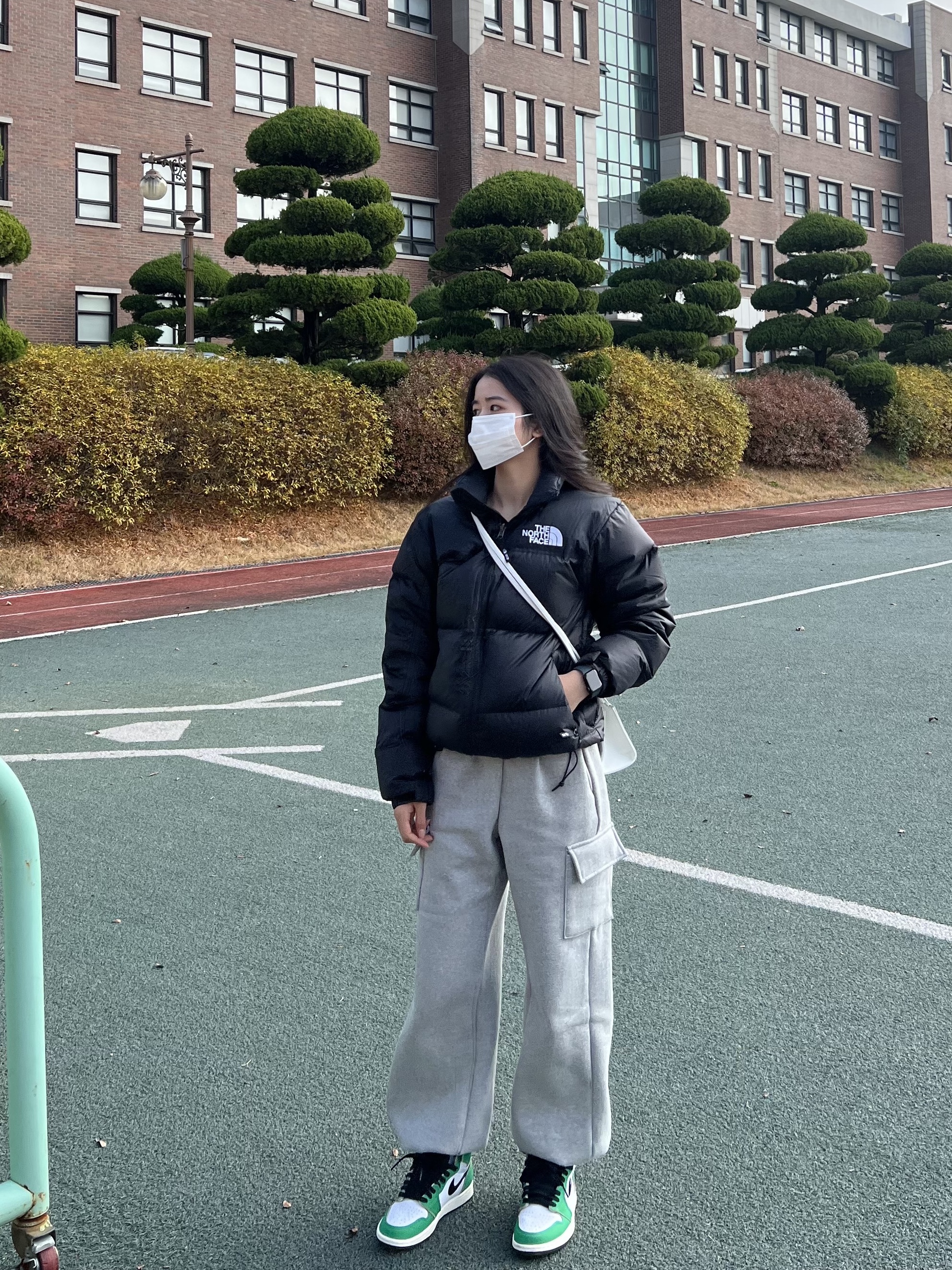 (W) Jordan 1 Retro High OG Lucky Green, The North Face 1996 Eco Nuptse Jacket Black 착용 스타일 - 2