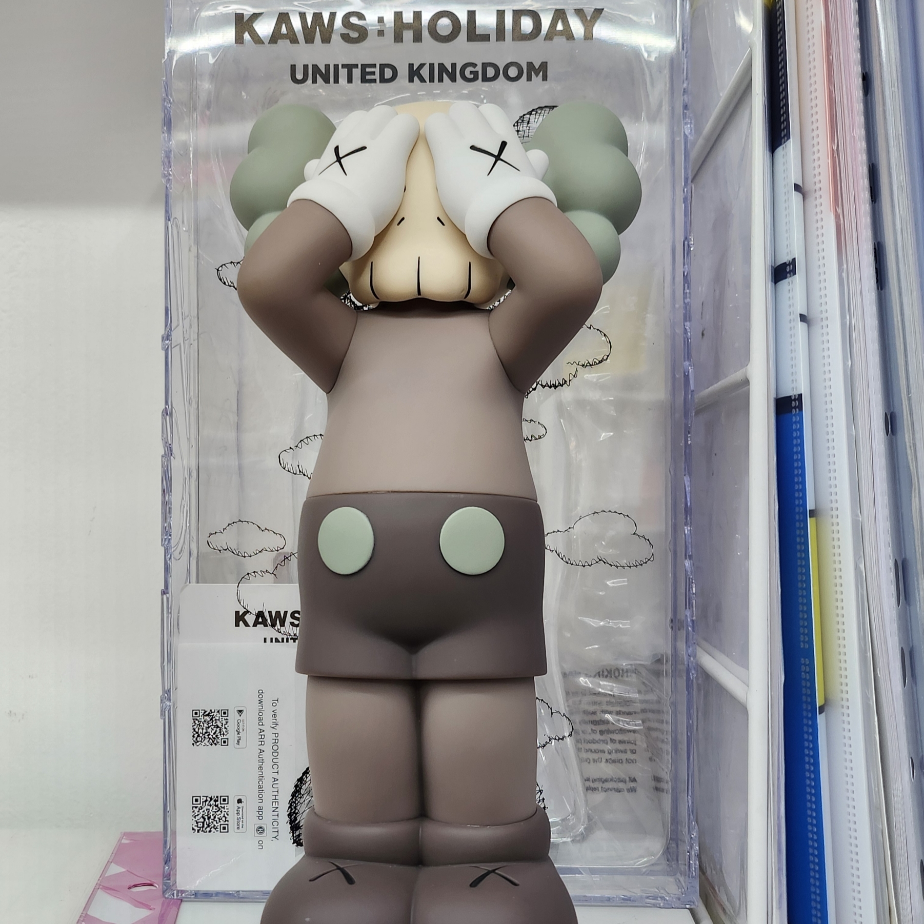 Kaws Holiday UK Vinyl Figure Brown 착용 스타일