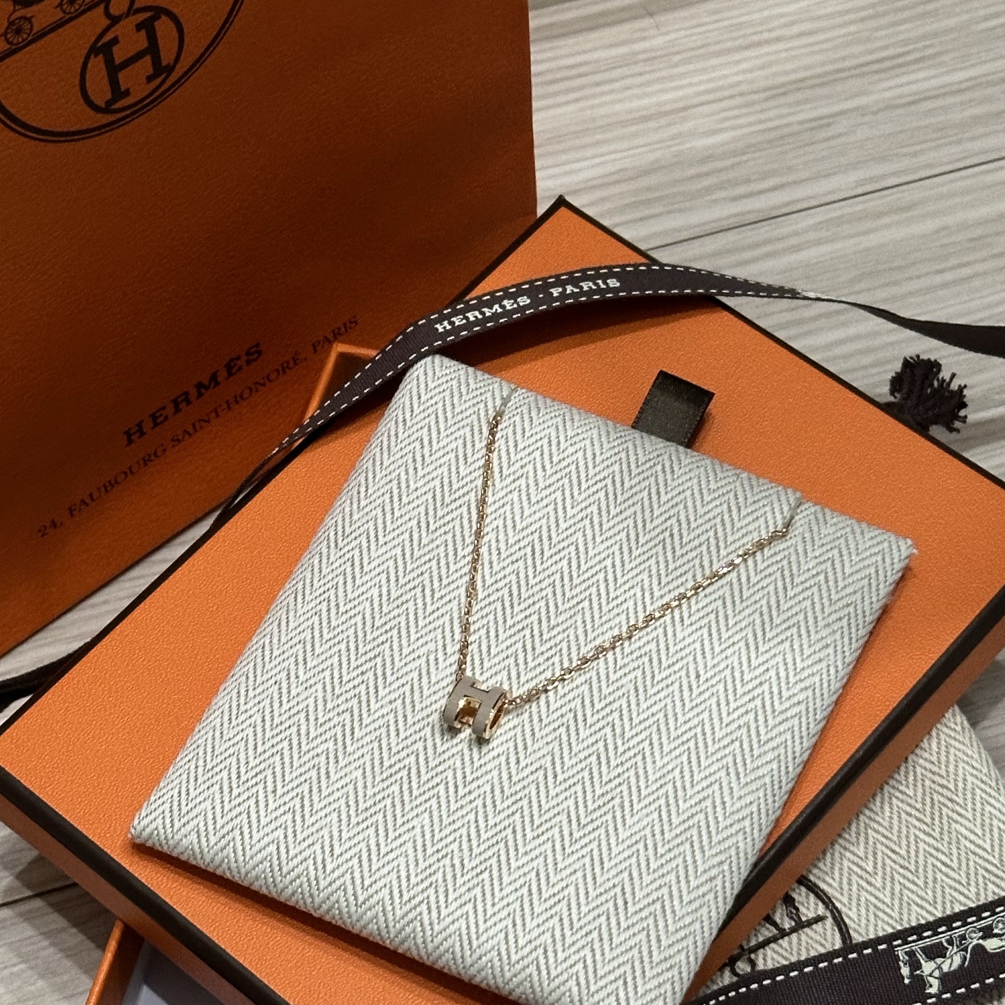 (W) Hermes Mini Pop H Pendant Rose Gold & Marron Glace 착용 스타일 - 1
