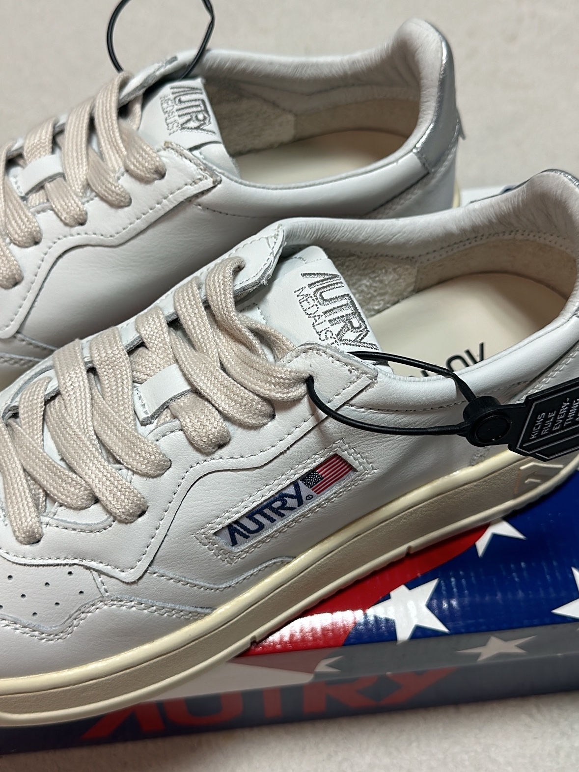 Autry Medalist Low Leather Sneakers White Silver 착용 스타일